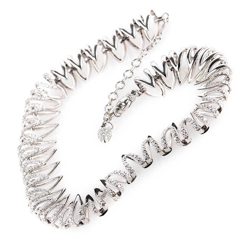 This necklace from Piero Milano is fabulous and shine with diamonds. It is made of 18K white gold and boasts a design set with ~3.98ct of diamonds.
Retail Price: $19,960.00 (Plus Tax)
Approximate Dimensions: Drop of the Necklace: 8.75