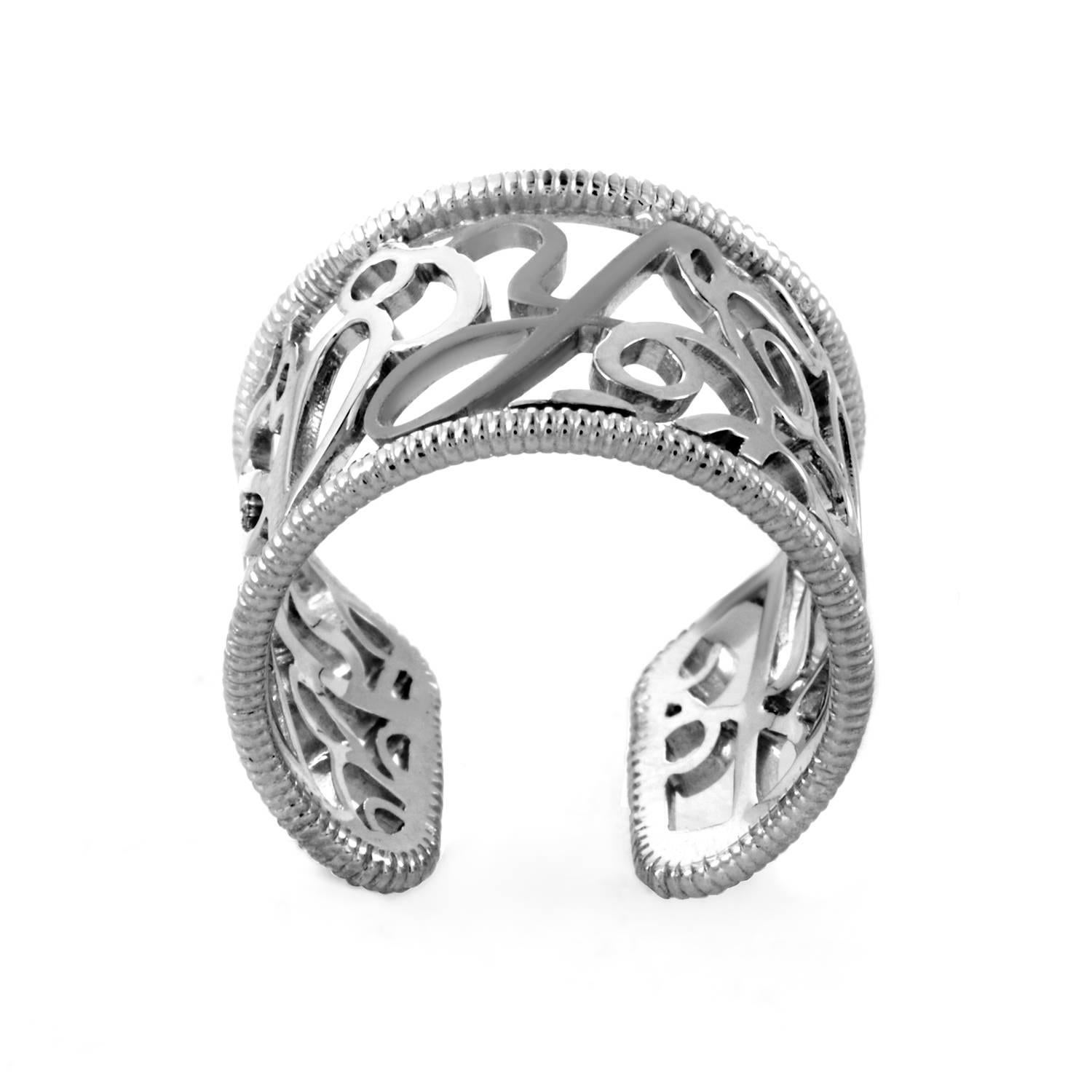 A filigree style is given the personal treatment by Carrera y Carrera in this fine ring. The 18K White Gold is threaded and spun to incorporate elements of the brand's logo. The application is subtle and tastefully executed, creating an intricate