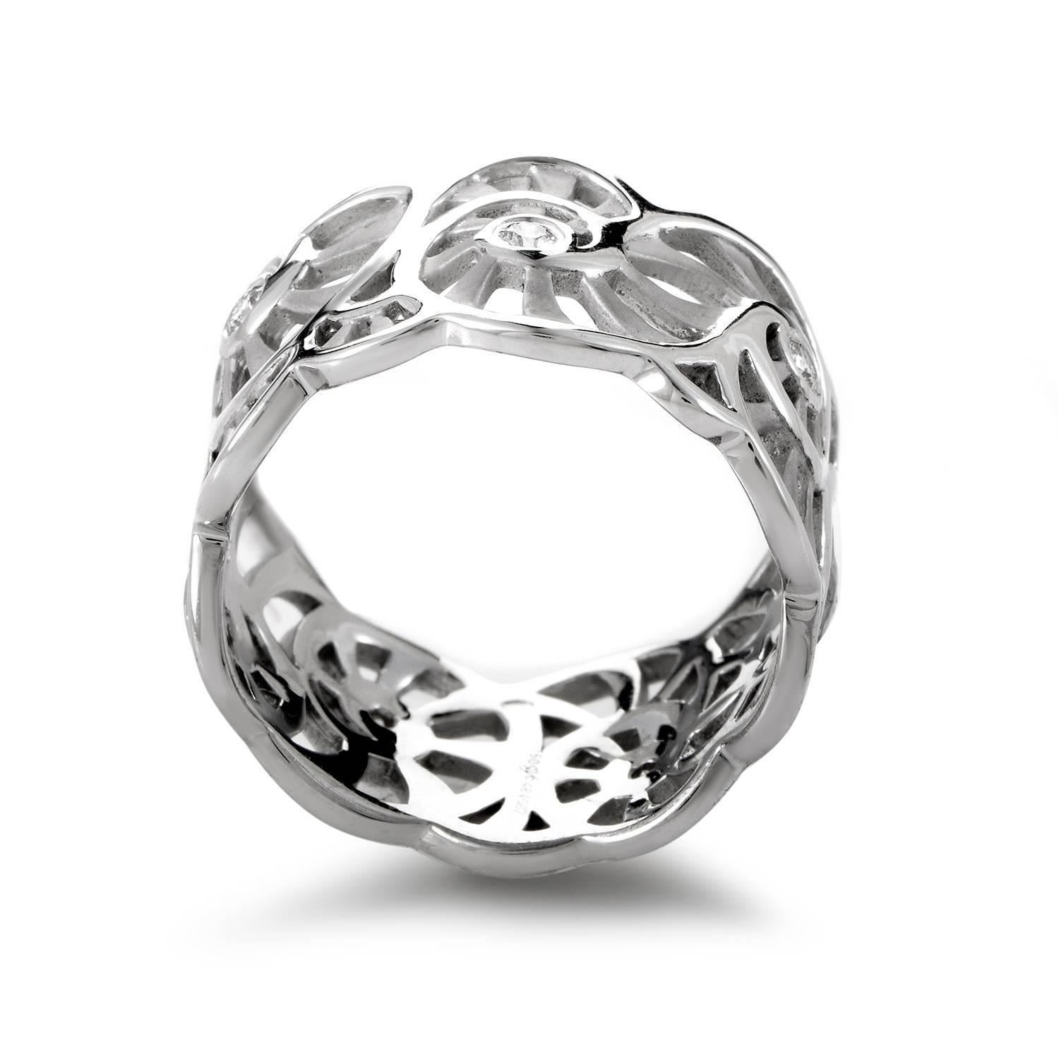 Carrera y Carrera hints toward a filigree style, then executes a pattern of precious metal that exudes the charm of oceanic antiquity. The 18K White Gold is shaped into a seashell motif that is repeated with care and precision across the band's