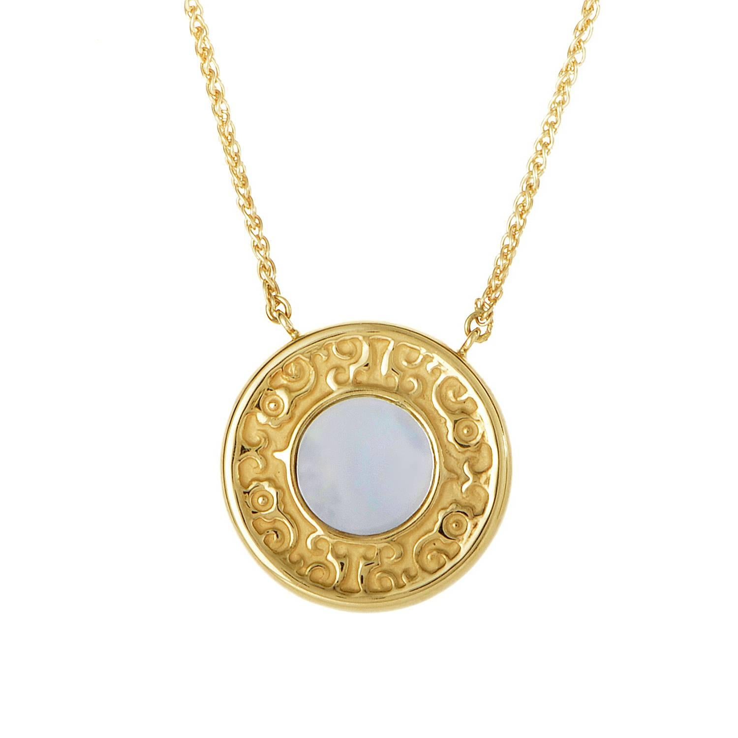 A heady mix of detail and simplicity is expertly stirred into this pendant necklace from Carrera y Carrera. 18K Yellow Gold is spun into spherical perfection, a woven pattern trimming the perimeter. At the center of one side of the pendant is a rich