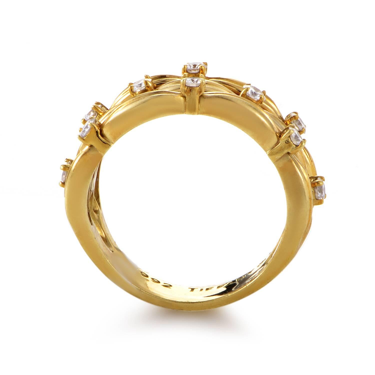Dieses Ringdesign von Tiffany strahlt eine kreative Geschmeidigkeit aus. Das 18-karätige Gelbgold ist wie ein Stoff in drei Streifen gerafft:: die das Band bilden. Diese werden von wunderschönen Fassungen mit 0::35 Karat Diamanten zusammengehalten.