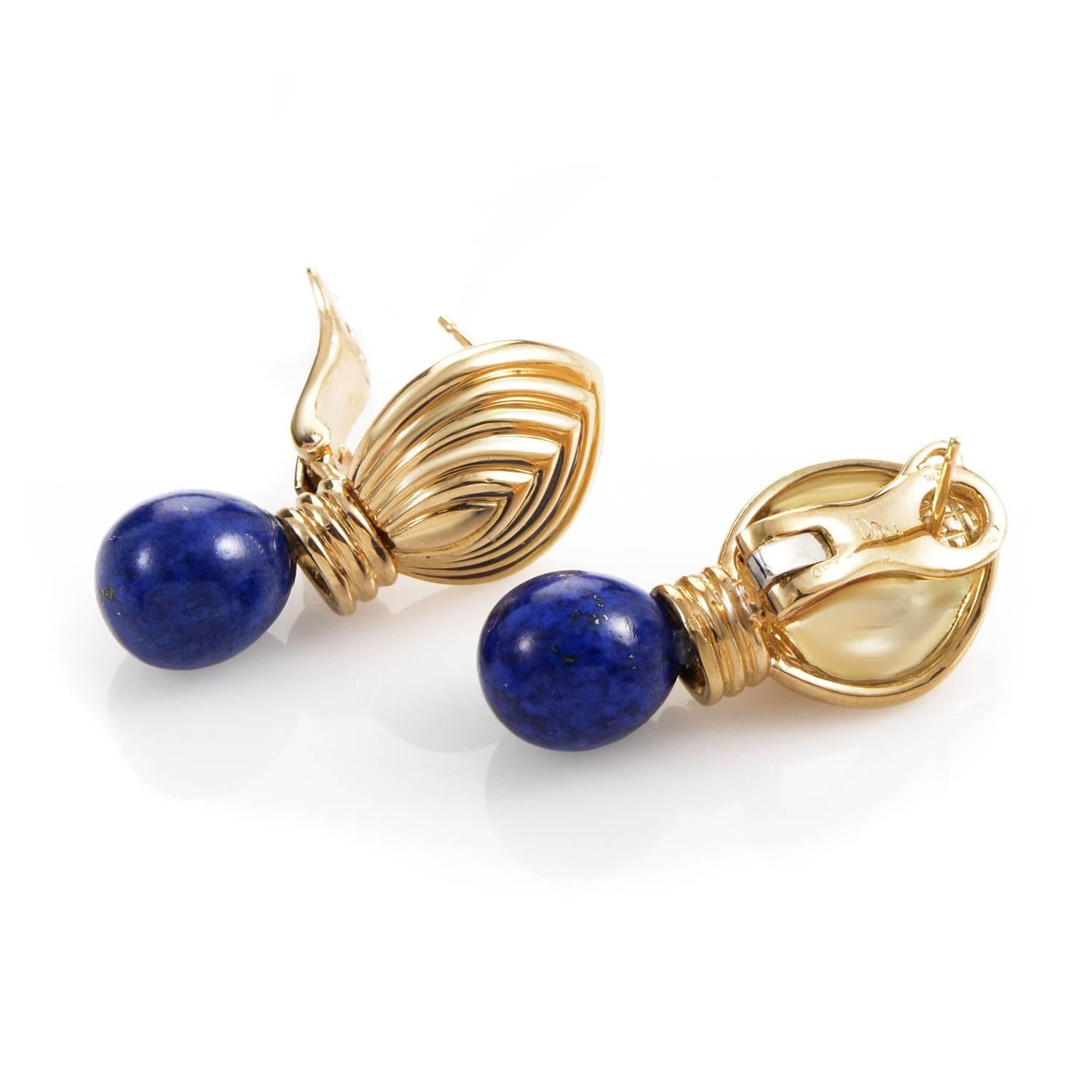 Employing the intrinsic regal beauty of the gorgeous lapis stone and presenting it in a perfectly spherical form, these magnificent earrings from Dior complement stone’s marvelous nuance with the radiance of 18K yellow gold.
Included Items: