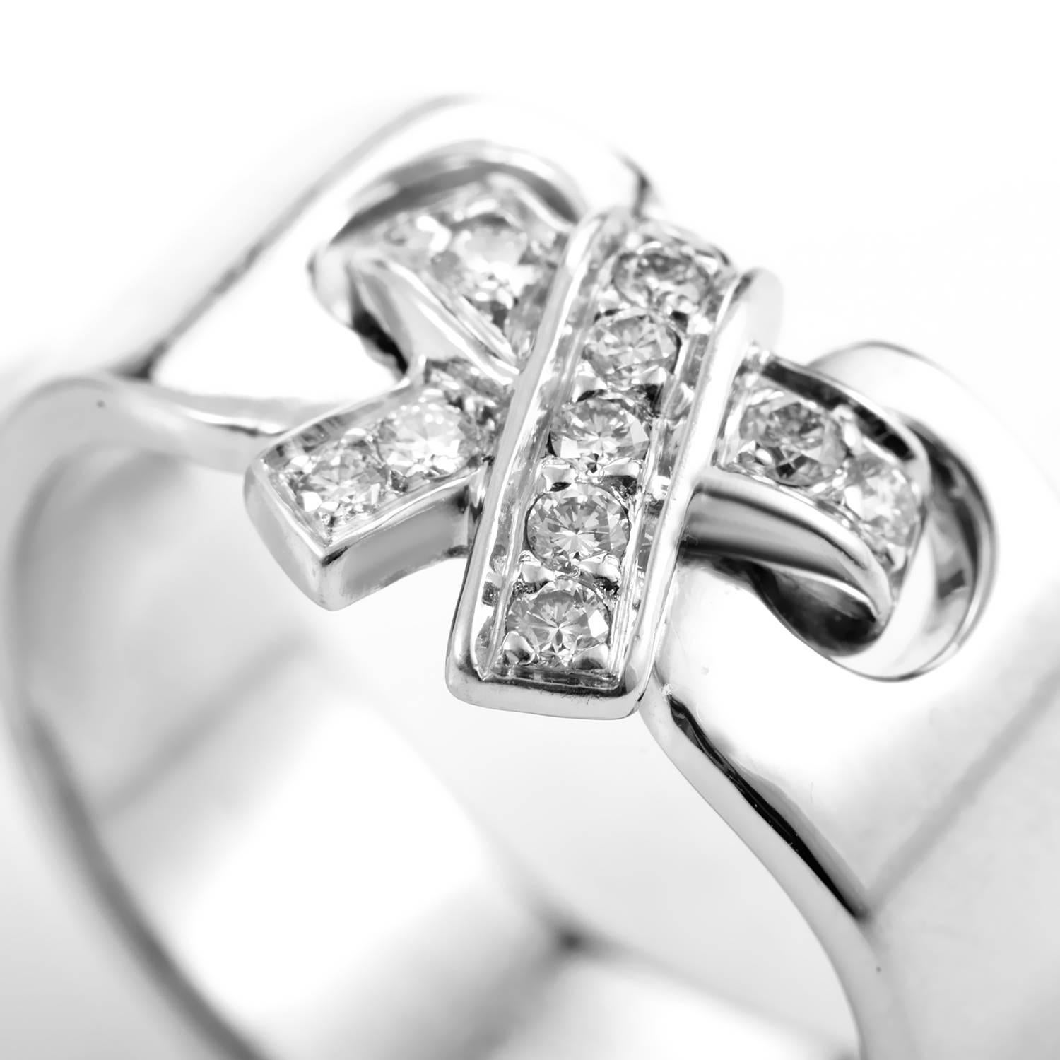 Schlicht und süß sind die perfekten Worte, um diesen femininen Ring von Hermès zu beschreiben. Der Ring ist aus 18 Karat Weißgold gefertigt und mit einem bogenförmigen Akzent versehen, der mit 0,30 Karat Diamanten besetzt ist.
Enthaltene Artikel:
