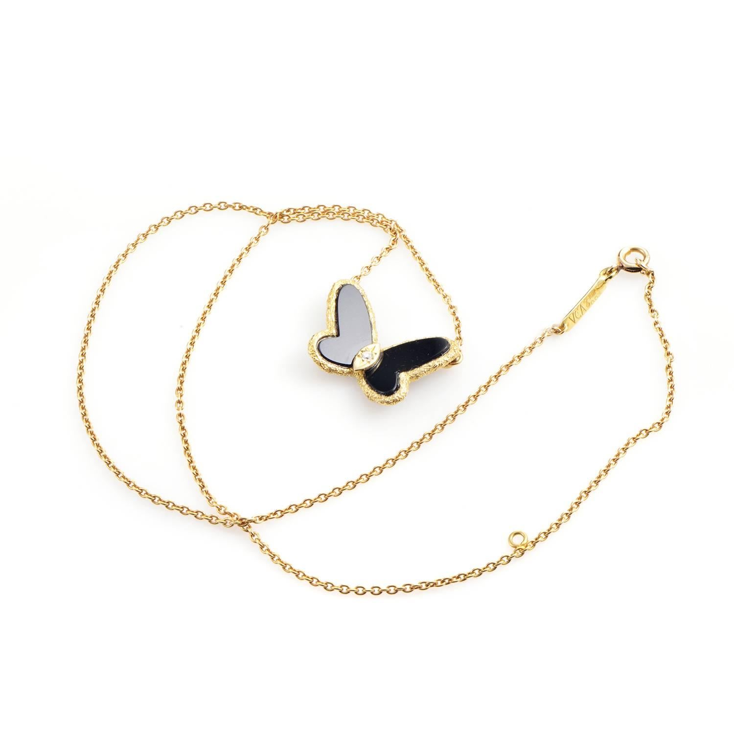 Mit dieser bezaubernden Halskette von Van Cleef & Arpels erreichen Sie neue modische Höhen. Die Halskette ist aus 18 Karat Gelbgold gefertigt und hat einen Schmetterlingsanhänger mit einem Körper aus Diamant und Flügeln aus glänzendem schwarzem