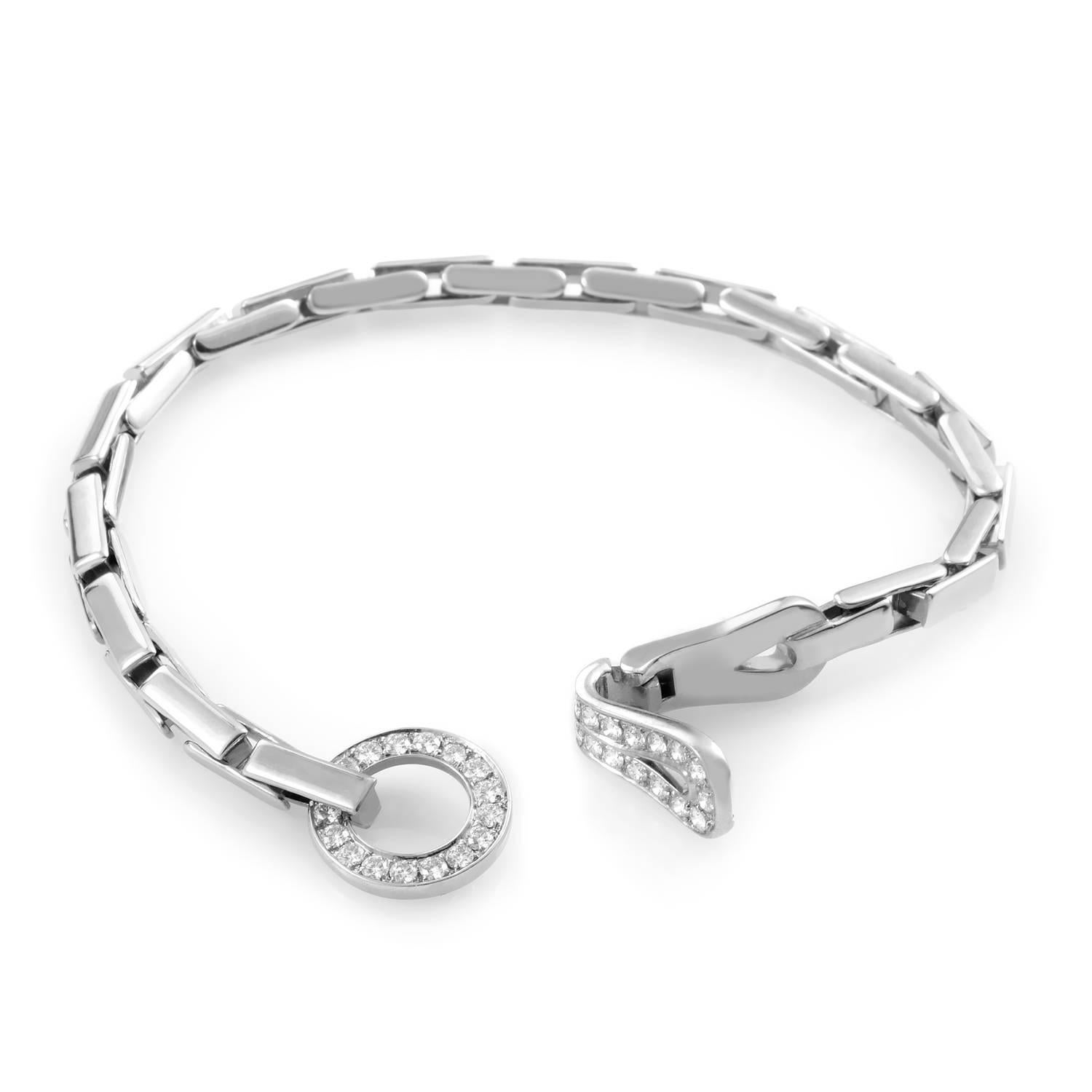 This sleek bracelet by Cartier is quintessentially understated glamour. The elegant anchor chain sleekly embraces the wrist while a classic hook-and-eye clasp is encrusted with ~1.30ct of diamonds that add a sparkle of luxury.
Included Items: