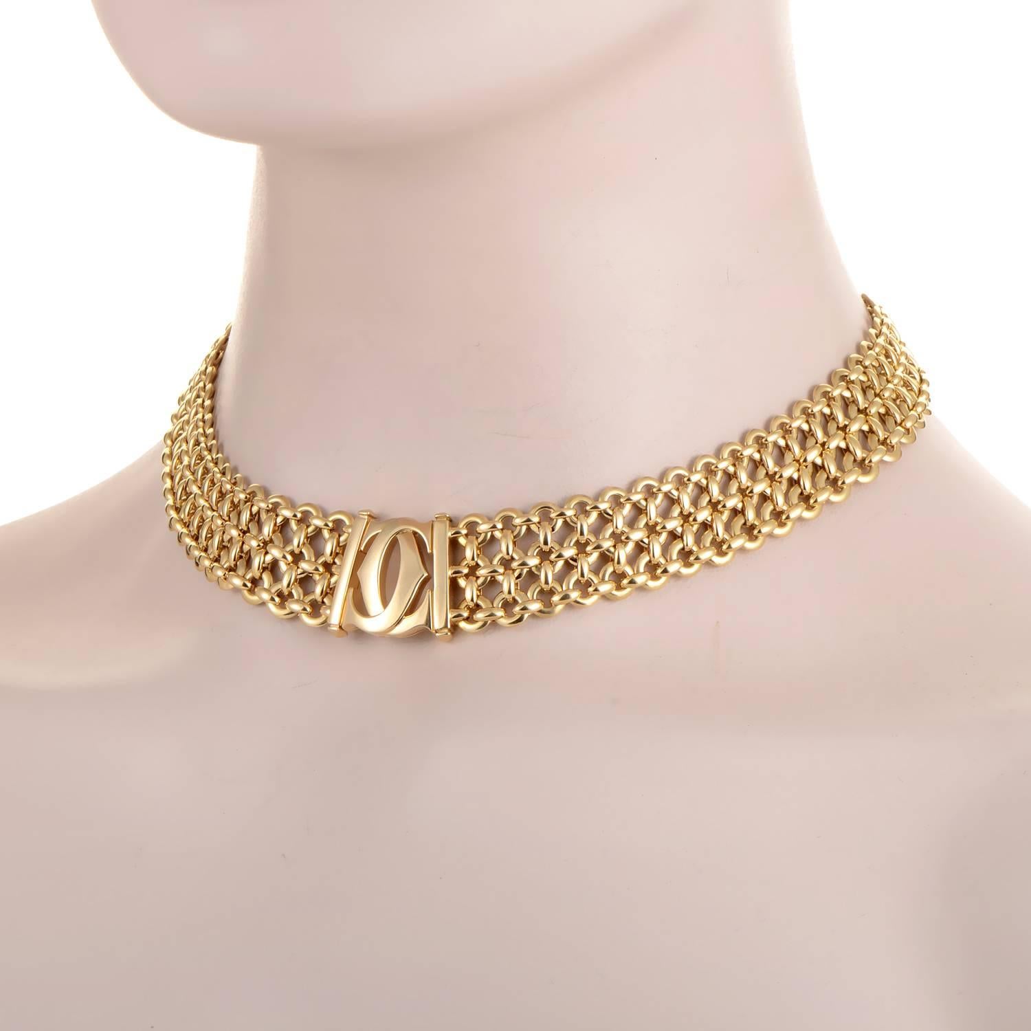 Die komplizierte Kette dieser glänzenden Cartier-Choker-Halskette ist unverkennbar fabelhaft. Dieses Stück aus wunderschönem 18 Karat Gelbgold mit einem mit Cartier-Initialen versehenen Mittelstückverschluss ist ein Hingucker. 
Enthaltene