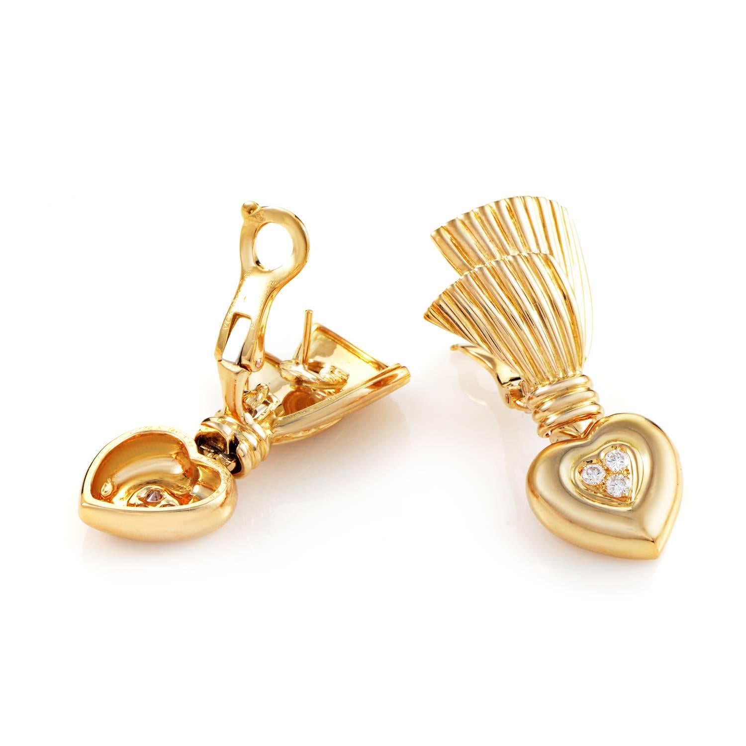 The romantic shape of a heart is graced with enchanting radiance of 18K yellow gold in this gorgeous pair of earrings from Van Cleef & Arpels, while 0.40ct of glittering diamonds produce a luxurious allure.
Included Items: Manufacturer's Papers