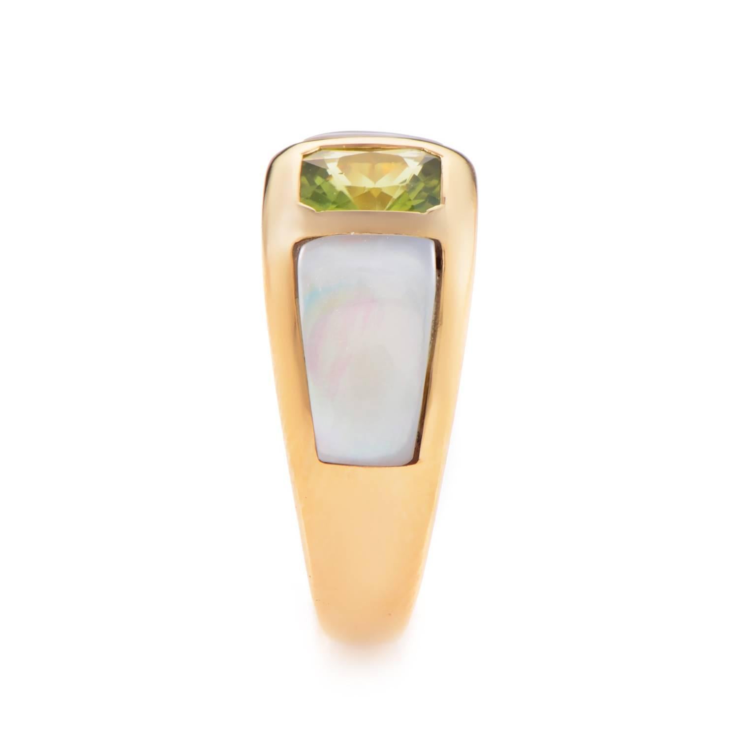 Van Cleef & Arpels Peridot Mother of Pearl Gold Ring In Excellent Condition In Southampton, PA