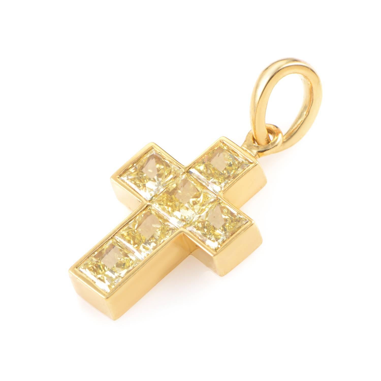 This bright and sunny pendant from Cartier is perfect for any occasion. The pendant is made of 18K yellow gold and is set with 1.50ct of fancy yellow diamonds. Absolutely exquisite!
Pendant Thickness: 3mm
Included Items: Manufacturer's Box