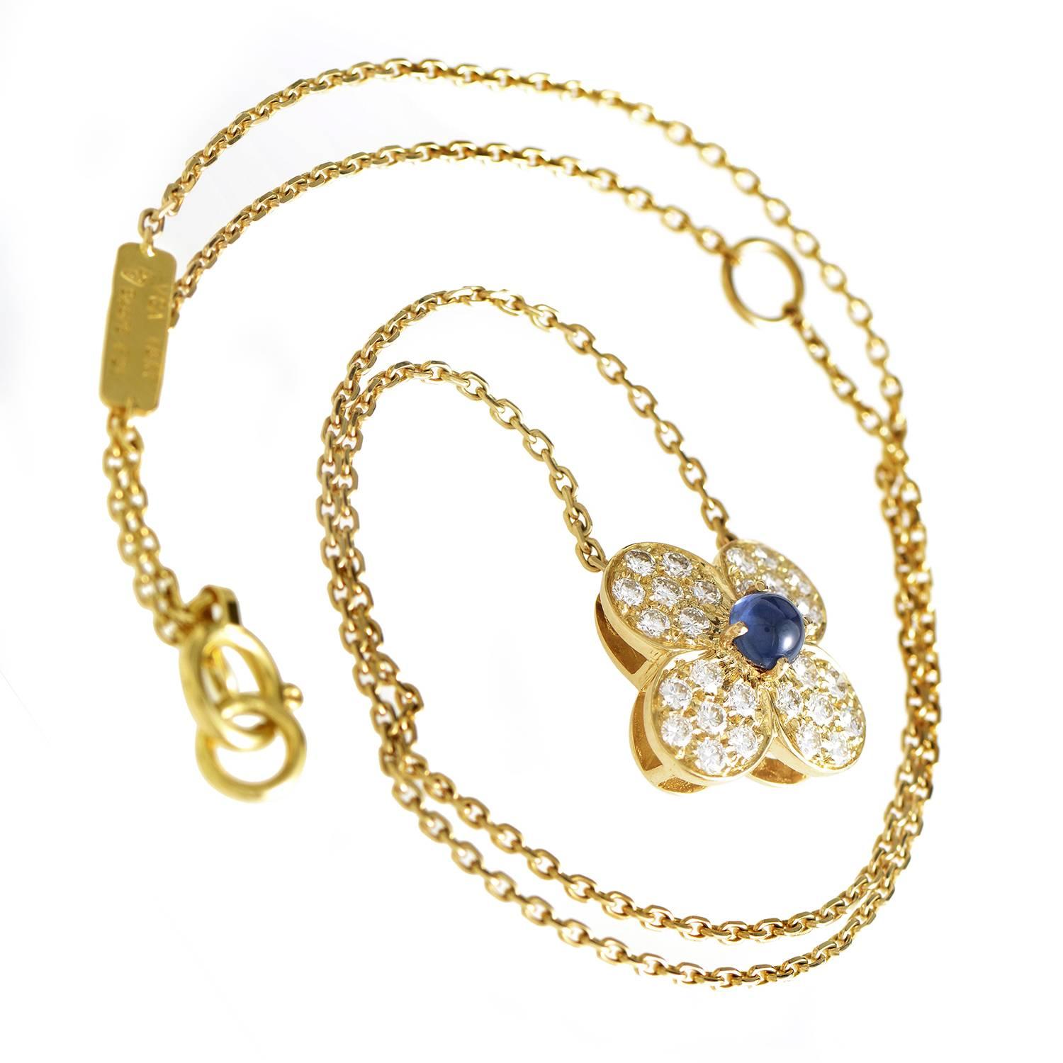 The regal combination of 18K yellow gold, diamonds and deep blue sapphire is charmingly brought together for a queenly necklace in this Van Cleef & Arpels flower pendant necklace. The delicate 18K yellow gold rolo chain holds the pave set petals of