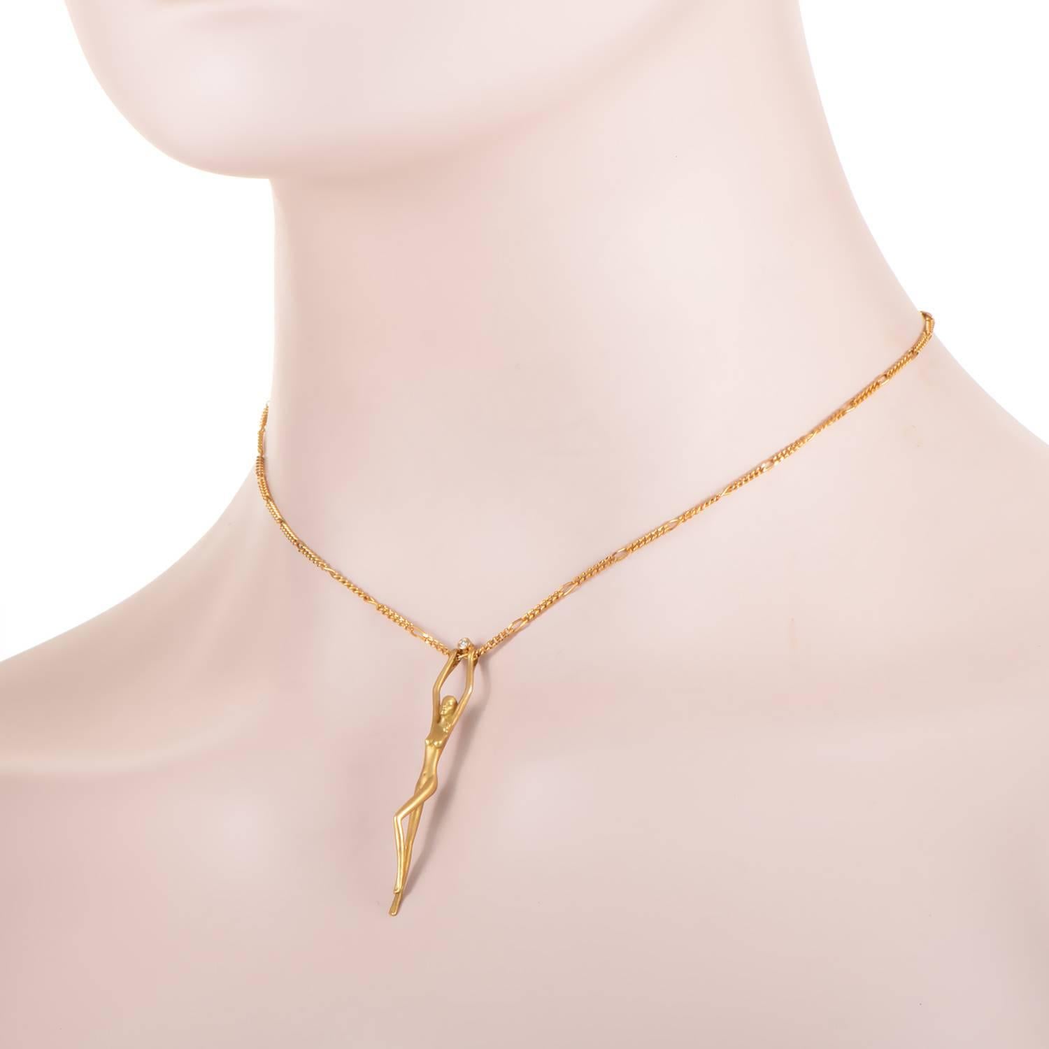 An unforgettable piece that provides a refined display of the gorgeous feminine mystique by Carrera y Carrera is yet another stunning example of the science Carrera y Carrera has turned sculpting metal into. The delicate 18K yellow gold figaro chain