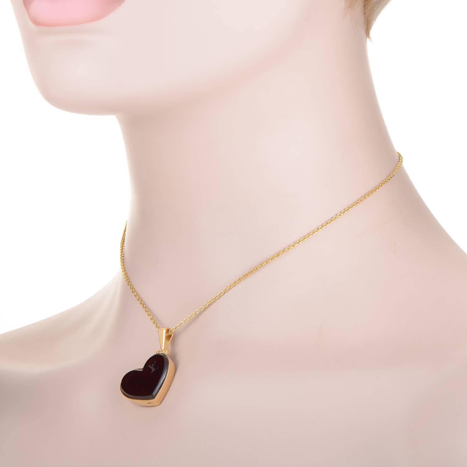 Louis Vuitton provides a deeply romantic and mesmerizing piece of jewelry in the form of this Merlot red garnet locket. The delicate rolo necklace in 18K gold gleams as it holds the 1/32