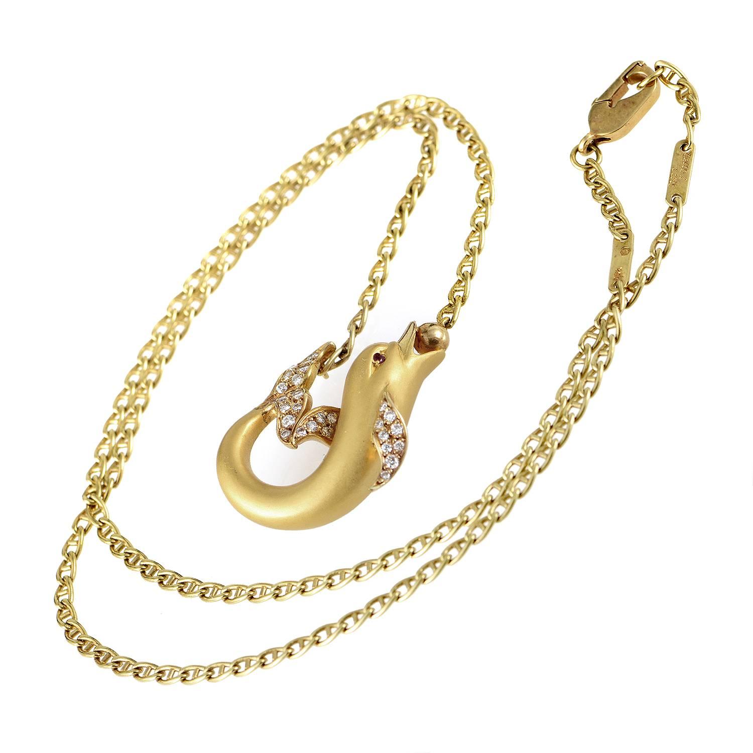 Boasting an impeccably crafted pendant in form of a fish - attached onto neat flat mariner chain and embellished with diamond and ruby stones - this lovely Carrera y Carrera necklace offers stylish elegant look, the appeal of its design enhanced