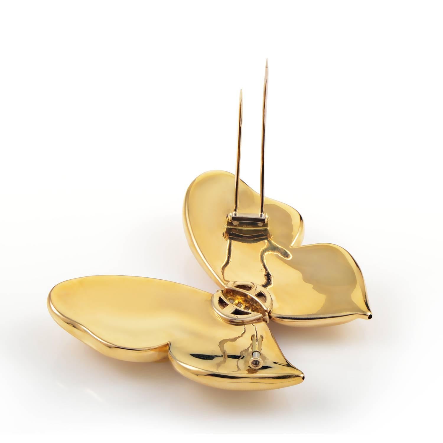 Returning once again to the ever-enchanting motif of a butterfly and reducing its colorful nature to the luxurious radiance of 18K yellow gold, Van Cleef & Arpels presents this adorable pin embellished with 0.40ct of glittering diamonds.