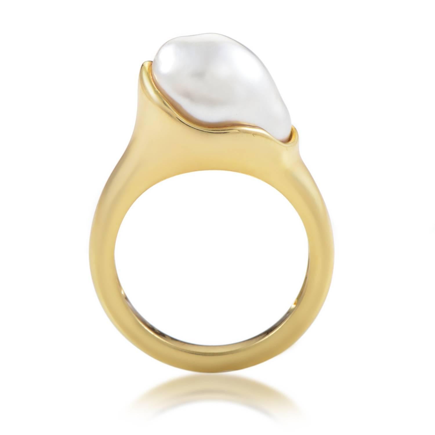 Perfectly complementing the spotless surface and delicate nuance of the magnificent white pearl, the 18K yellow gold in this fantastic ring from Tiffany & Co. is brilliantly crafted to produce a stunning natural feel.
Ring Size: 6.0 (51 1/2)
Band