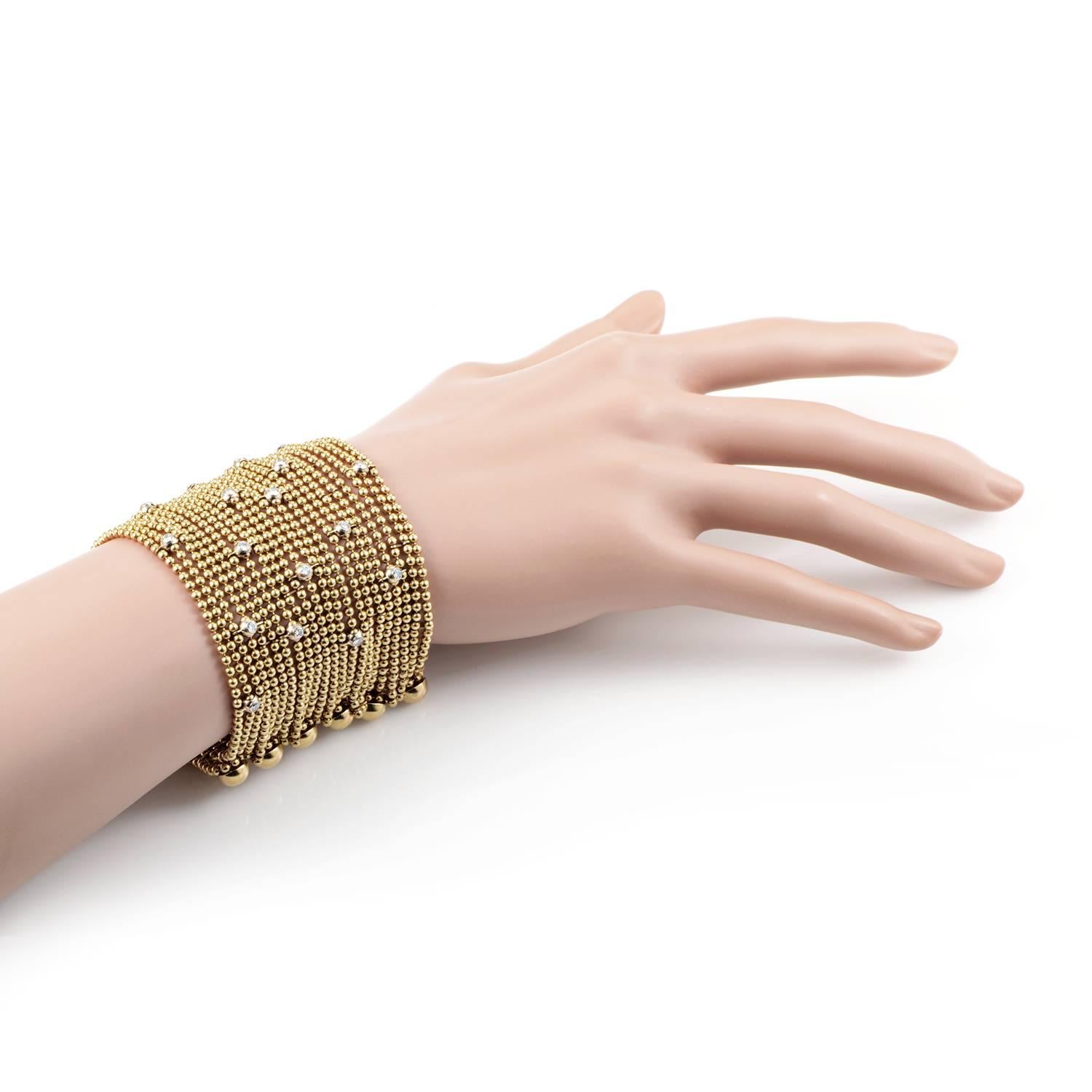 Un design fabuleux qui se nourrit de son étonnante complexité et de son ornementation complexe ainsi que de l'éclat intrinsèque de l'or jaune 18 carats:: ce magnifique bracelet de Cartier est serti de diamants étincelants totalisant 1::50 carats.