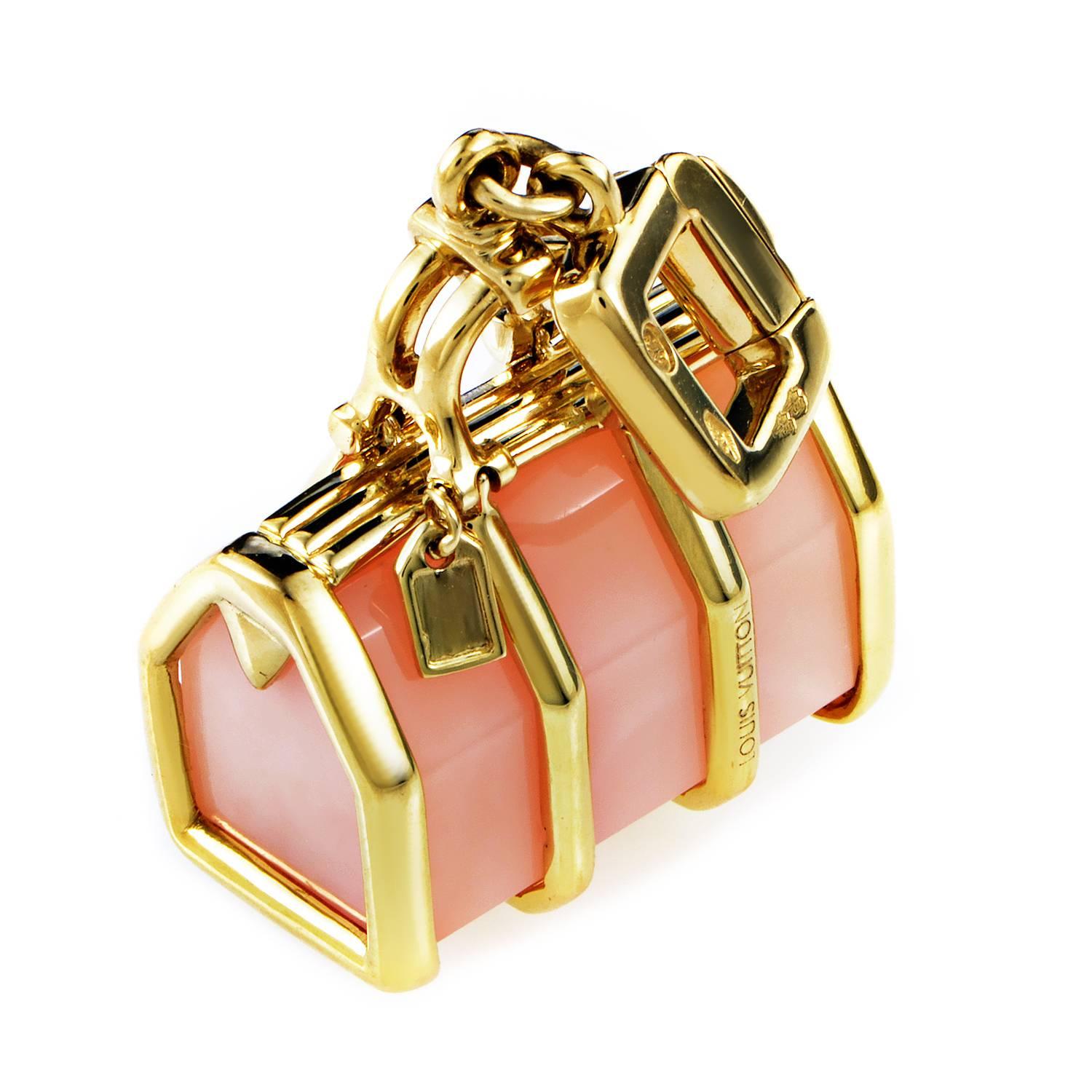 Exuding pure femininity and a charming allure through its precious combination of radiant 18K yellow gold and tender pink quartz in the lovely shape of a handbag, this gorgeous charm from Louis Vuitton is a marvelously fashionable item.
