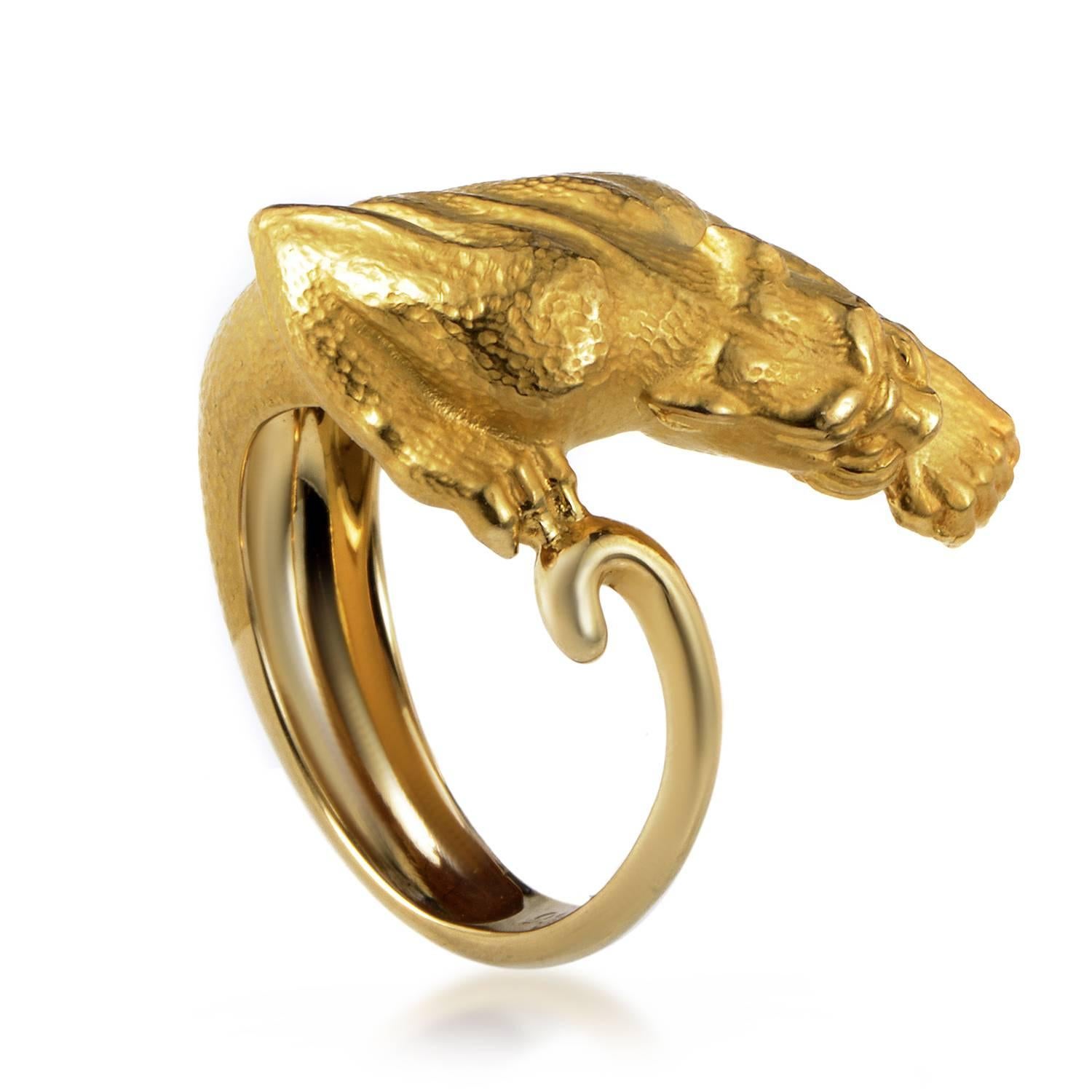 Brilliantly evolving from the immaculately polished 18K yellow gold, the stunning depiction of the majestic panther which is a recurring motif in the brand's prestigious opus graces this outstanding ring from Carrera y Carrera with fascinating
