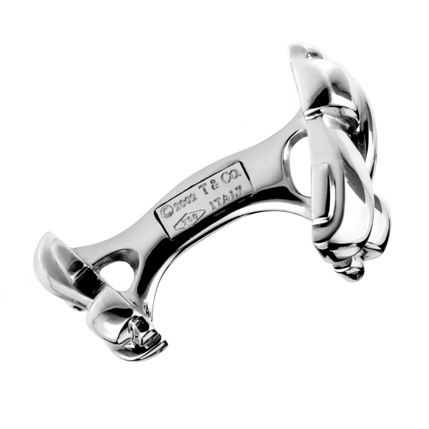 The spotless gleam of 18K white gold gives off a prestigious allure while its complex shape produces interesting play of light in this splendid pair of cufflinks from Tiffany & Co.
Included Items: Manufacturer's Pouch
