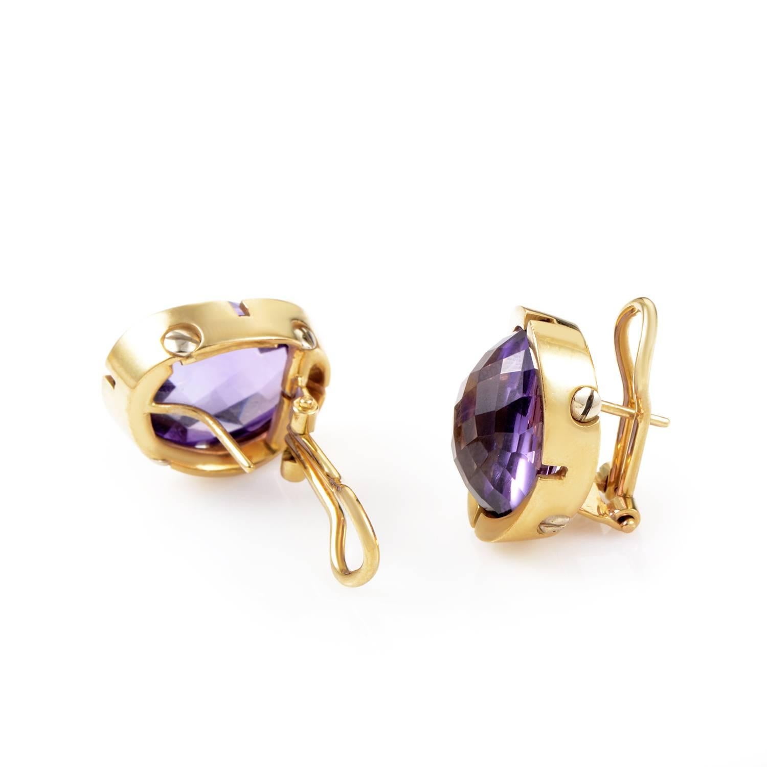 Catching your eye with their wonderfully bright sparkle and captivating you with the mesmerizing play of light upon their exquisitely cut surface, the amethyst stones set a delightful tone in these feminine 18K yellow gold earrings from Calderoni.
