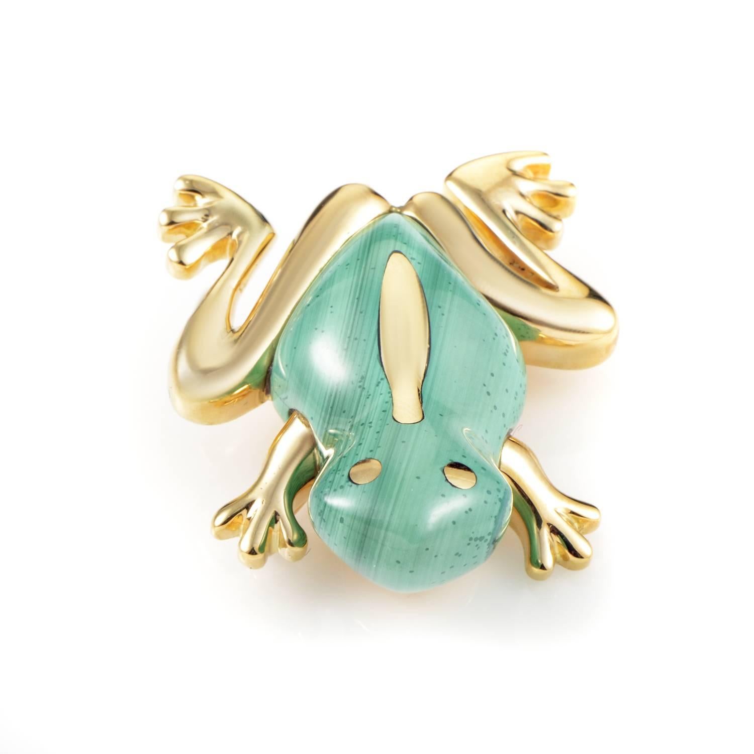Wonderfully offbeat and crafted to perfection from tastefully complementing materials, this adorable brooch from Tiffany & Co. is designed in the shape of a frog, with fitting malachite stone set upon luxurious 18K yellow gold for a fantastic