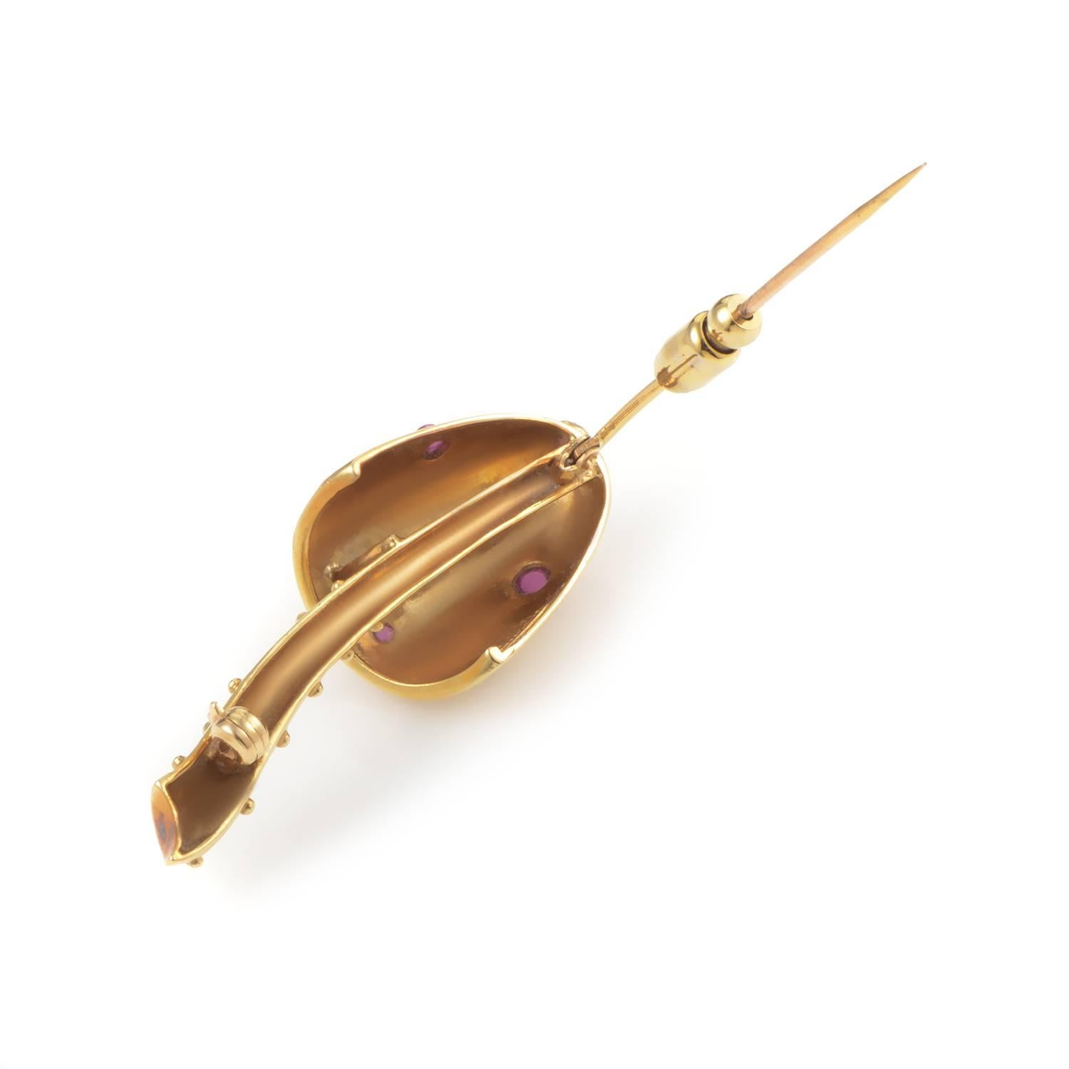 Employing the intrinsic appeal of 18K yellow gold and enhancing its luxurious radiance through immaculate polish and splendid shape, this gorgeous brooch from Tiffany & Co. also boasts charming tourmaline stones upon its gleaming surface.
Included