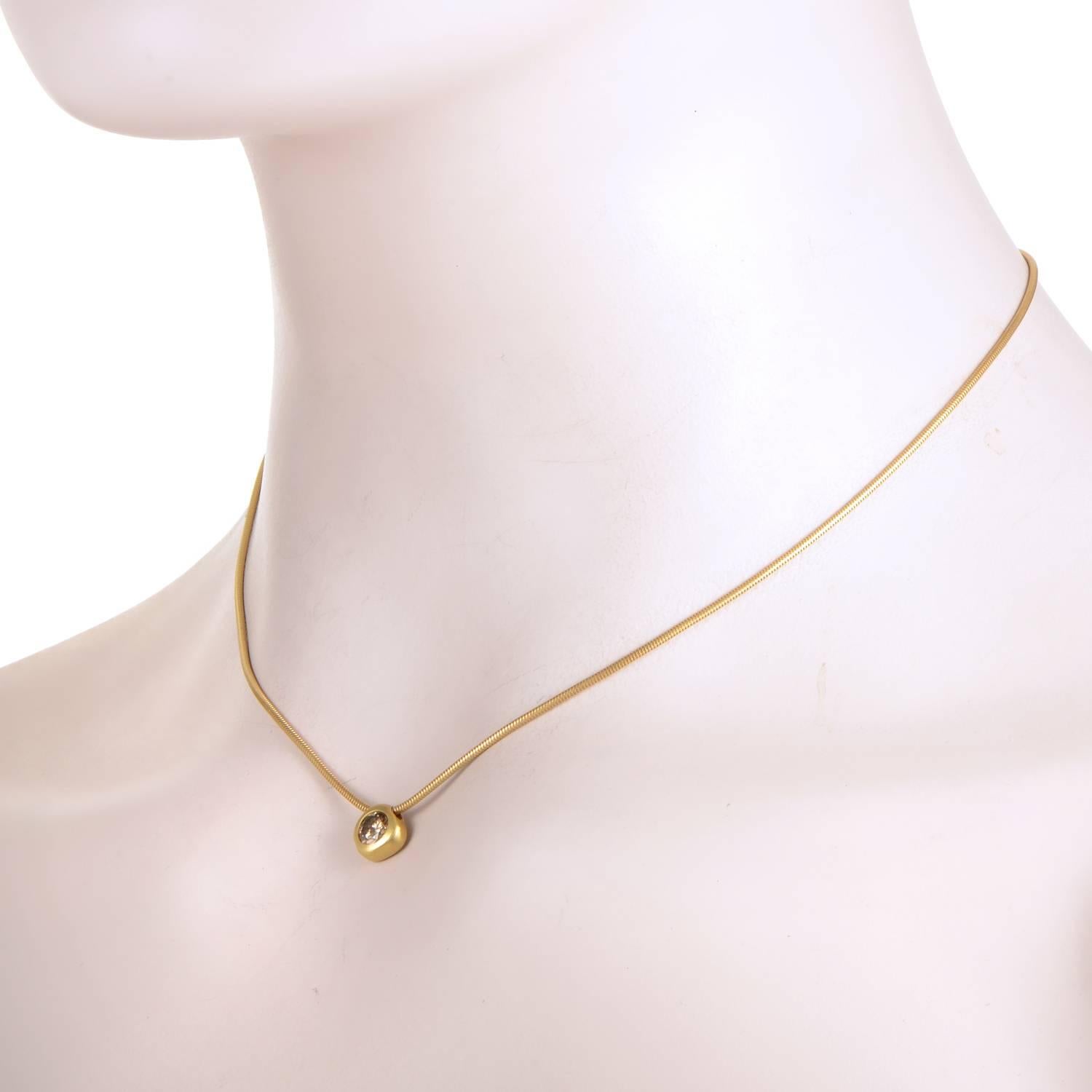 Diese schlanke Halskette von H. Stern aus kostbarem 18-karätigem Gelbgold ist eine fabelhafte Hommage an die Weiblichkeit, mit ihrer anmutigen Subtilität und bezaubernden Geschmeidigkeit. Auf dem raffinierten Anhänger befindet sich ein bezaubernder