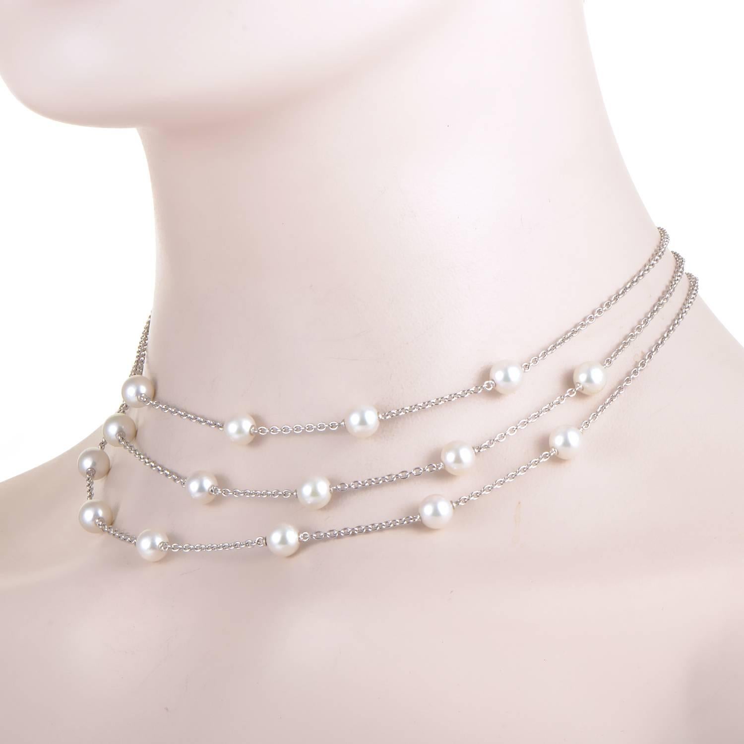 Perfectly in keeping with the elegantly bright tone of splendid 18K white gold and matching the tenderness of the slim chain, the marvelous pearls lend their pleasant nuance and delightful shape to this exceptional necklace from Mikimoto.
Pearl