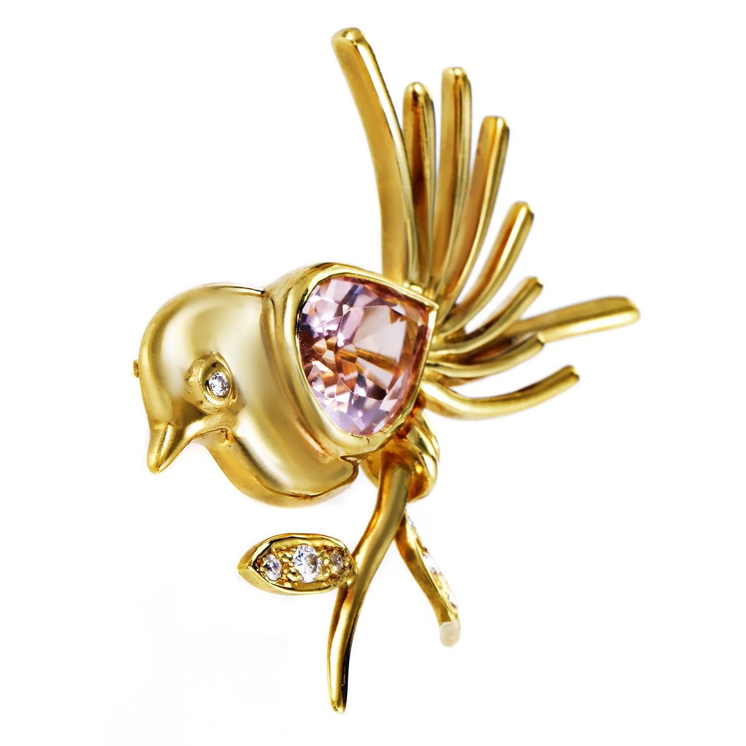 Mit einem bezaubernden Motiv aus der Welt der Natur präsentiert Tiffany & Co. diese wunderschöne Brosche aus strahlendem 18-karätigem Gelbgold:: geformt in der ansprechenden Form eines Vogels und verziert mit glitzernden Diamanten sowie einem