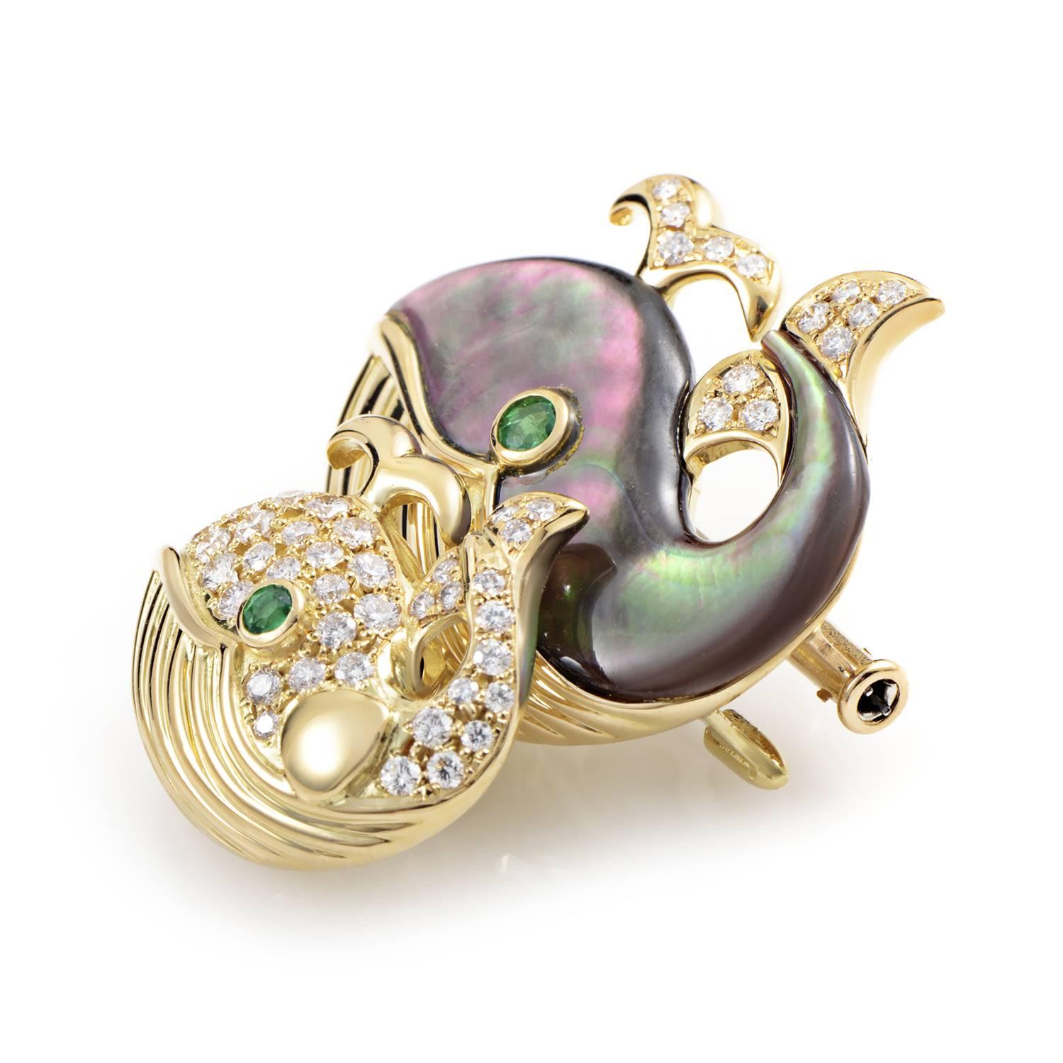 Le design ludique de cette broche de Waltham est parfait pour la dame qui aime être audacieuse dans son style. La broche est en or jaune 18 carats et représente deux adorables baleines:: l'une entièrement pavée de diamants:: l'autre recouverte de