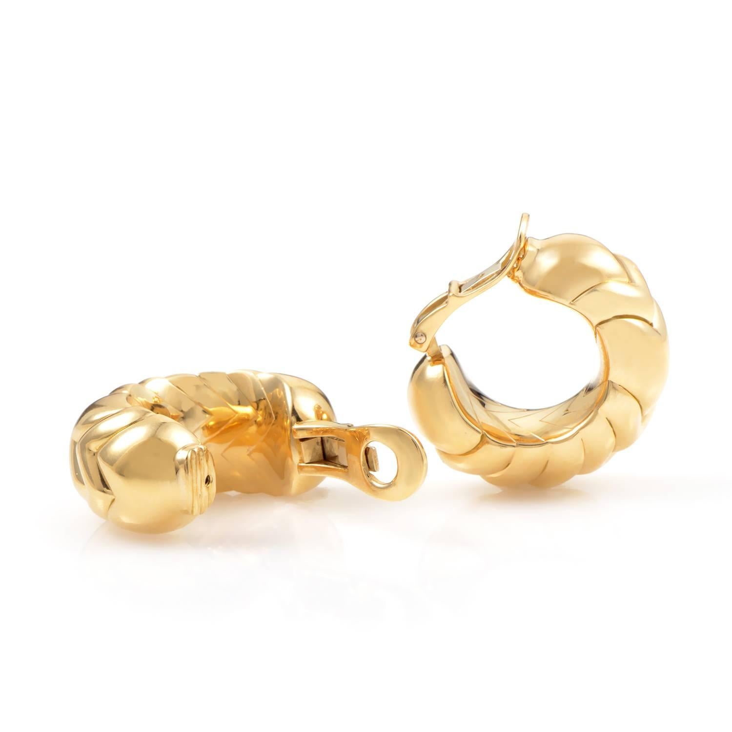 This Spiga collection from Bulgari is renowned for its uniquely designed pieces. This pair of earrings from the collection are made of 18K yellow gold, and are carved into the collection's signature design.
Included Items: Manufacturer's Box