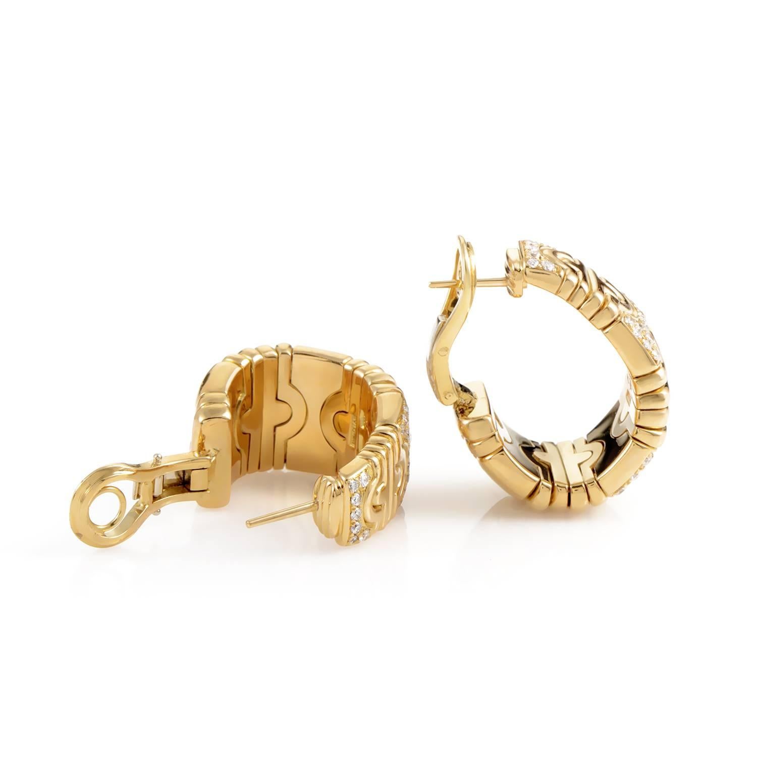 This pair of earrings from Bulgari's prestigious Parentesi collection are without comparison. The earrings are made of 18K yellow gold boasting the Parentesi design as well as a partial 1ct diamond pave.
Included Items: Manufacturer's Box