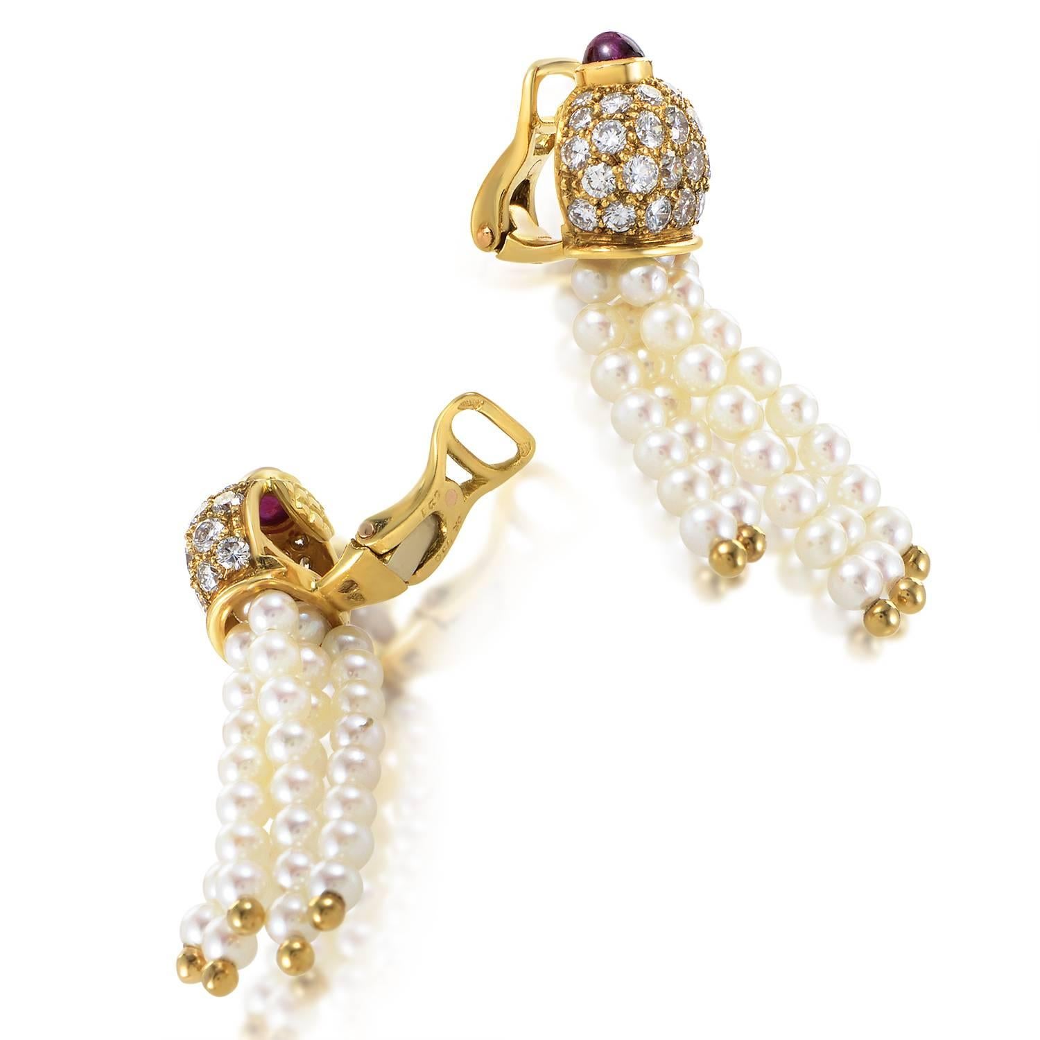 This festively designed pair of earrings from Dior are absolutely divine! The main part of earrings are made of 18K yellow gold, paved with 1.50ct of diamonds, and are capped off with ruby cabochons. Lastly, petite white pearls dangle from the end