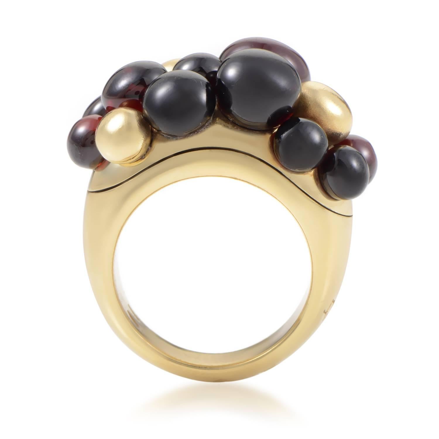 Perfectly complementing the inherent elegance of 18K yellow gold enhanced by its smooth shape and immaculate finish, the marvelous garnet stones grace this astonishing ring from Pomellato with excellent contrast and captivating beauty.
Ring Top