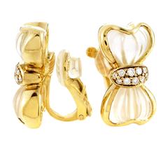 Boucheron Clips d'oreilles en forme de nœud papillon en cristal et or avec diamants