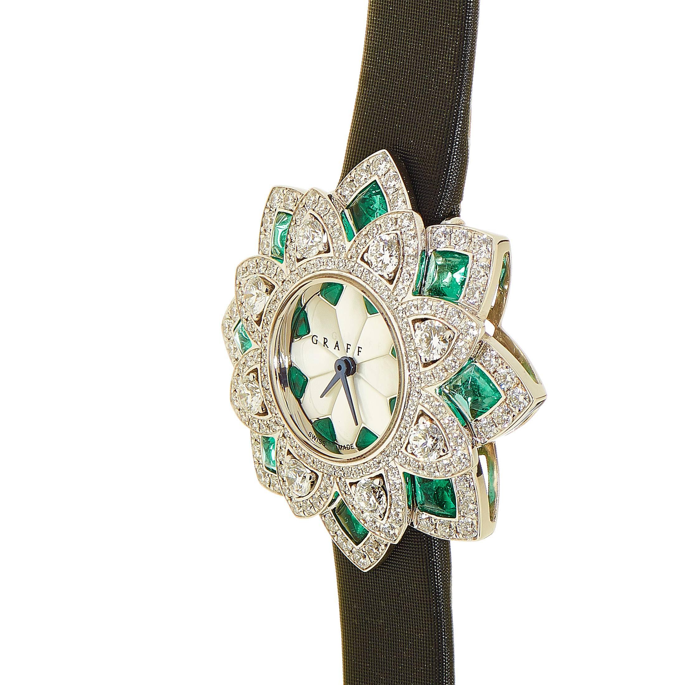 A total of 120 diamonds adorns the spellbinding shape of the 18K white gold case, creating a mesmerizing and memorable image in combination with 17 striking emeralds amounting to 2.76 carats. Ensuring excellent legibility by indicating hours and