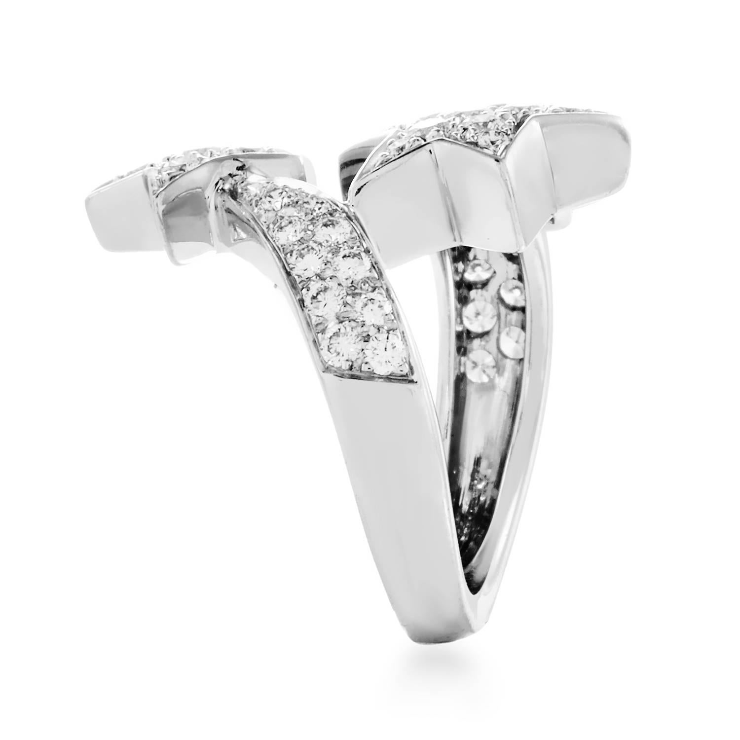 Chanel präsentiert eines seiner berühmtesten Markenzeichen in einer wunderbar leuchtenden Fassung: diesen erstaunlichen Ring mit zwei Kometenmotiven aus schimmerndem 18-karätigem Weißgold:: besetzt mit glänzenden Diamanten der Farbe E und der