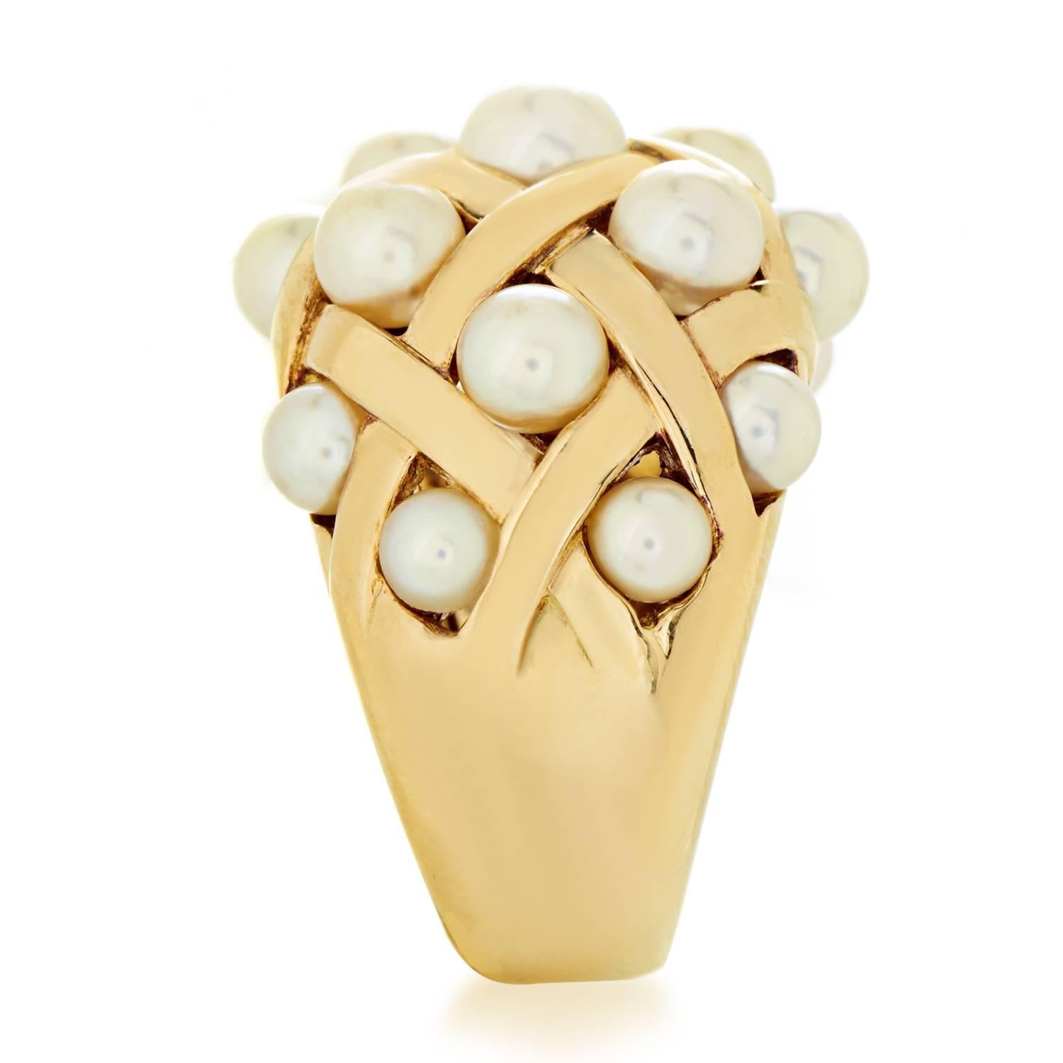 The wonderful weaved pattern of gorgeous 18K yellow gold and sheer graceful allure of magnificent pearls produce a fabulous sight in this exceptional ring from Chanel’s Baroque collection which offers an intriguing and tasteful look.
Ring Top