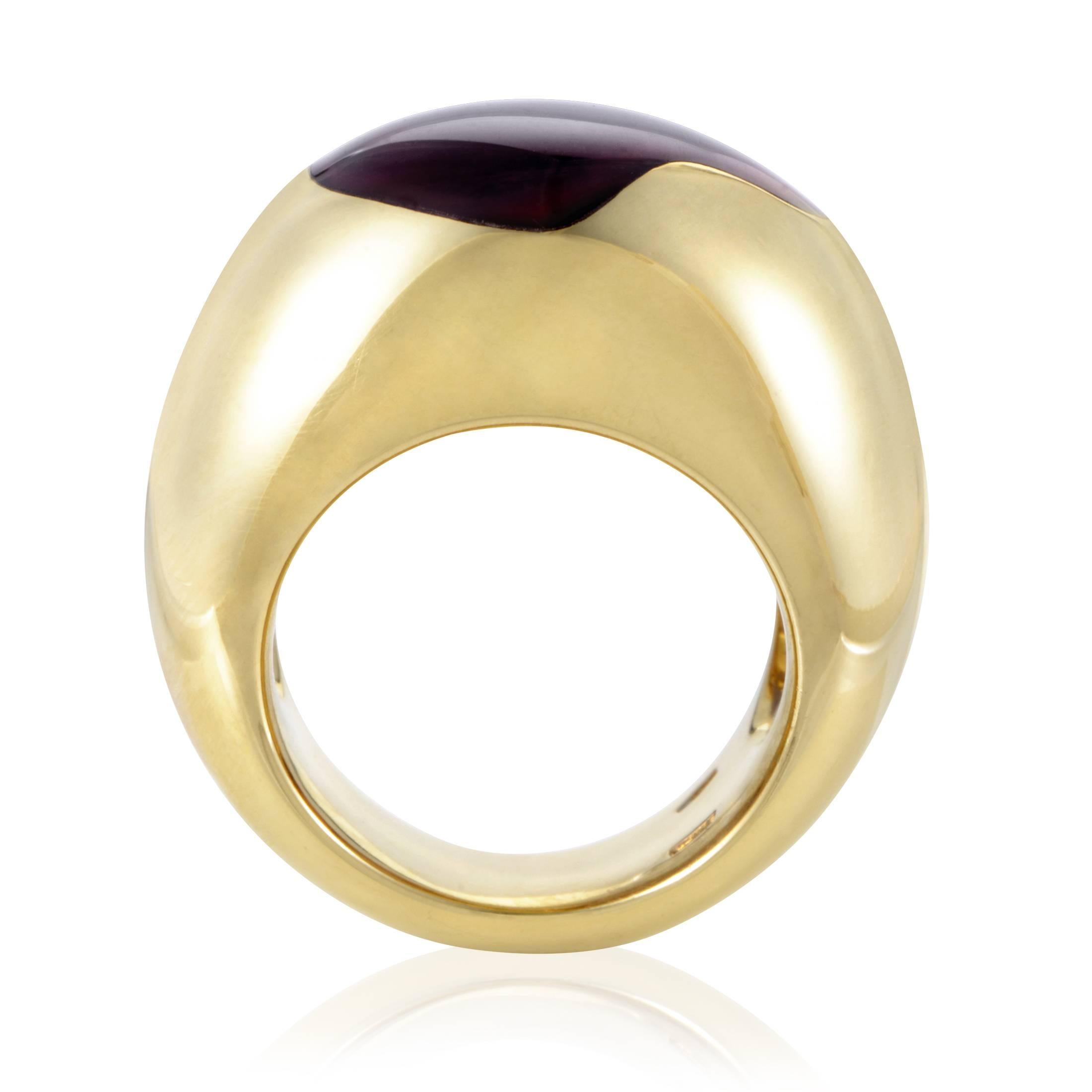 Perfectly in keeping with the elegantly smooth shape of the 18K yellow gold body, the fantastic garnet stone tastefully complements the luxurious golden gleam with its majestic color in this outstanding ring from Pomellato.
Ring Size: 6.5 (52