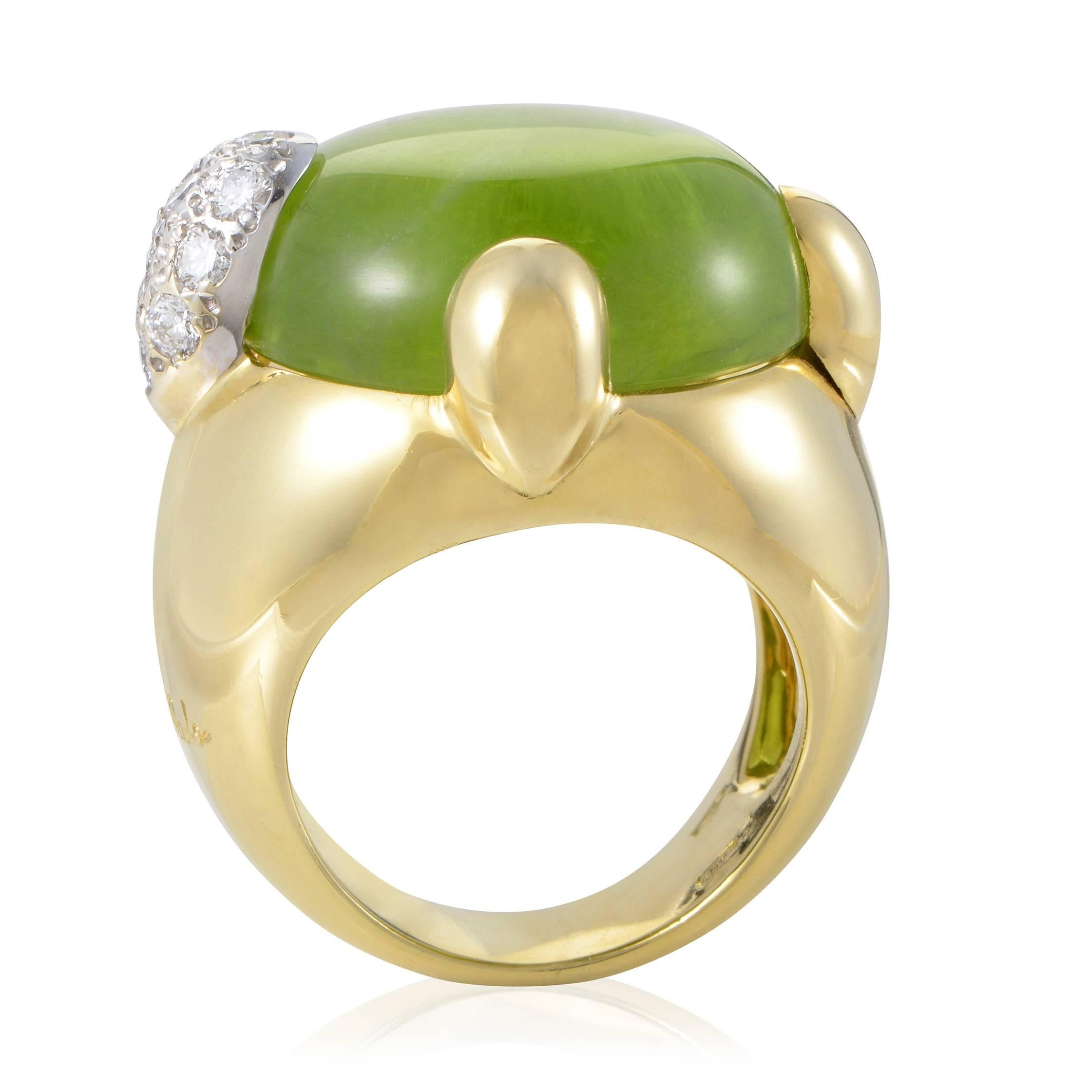 Complemented by a dazzling arrangement of diamonds weighing in total 0.30ct and adding its pleasant color to the elegant design, the fantastic peridot stone brilliantly completes this gorgeous 18K yellow gold ring from Pomellato.
Ring Size: 5.5 (50
