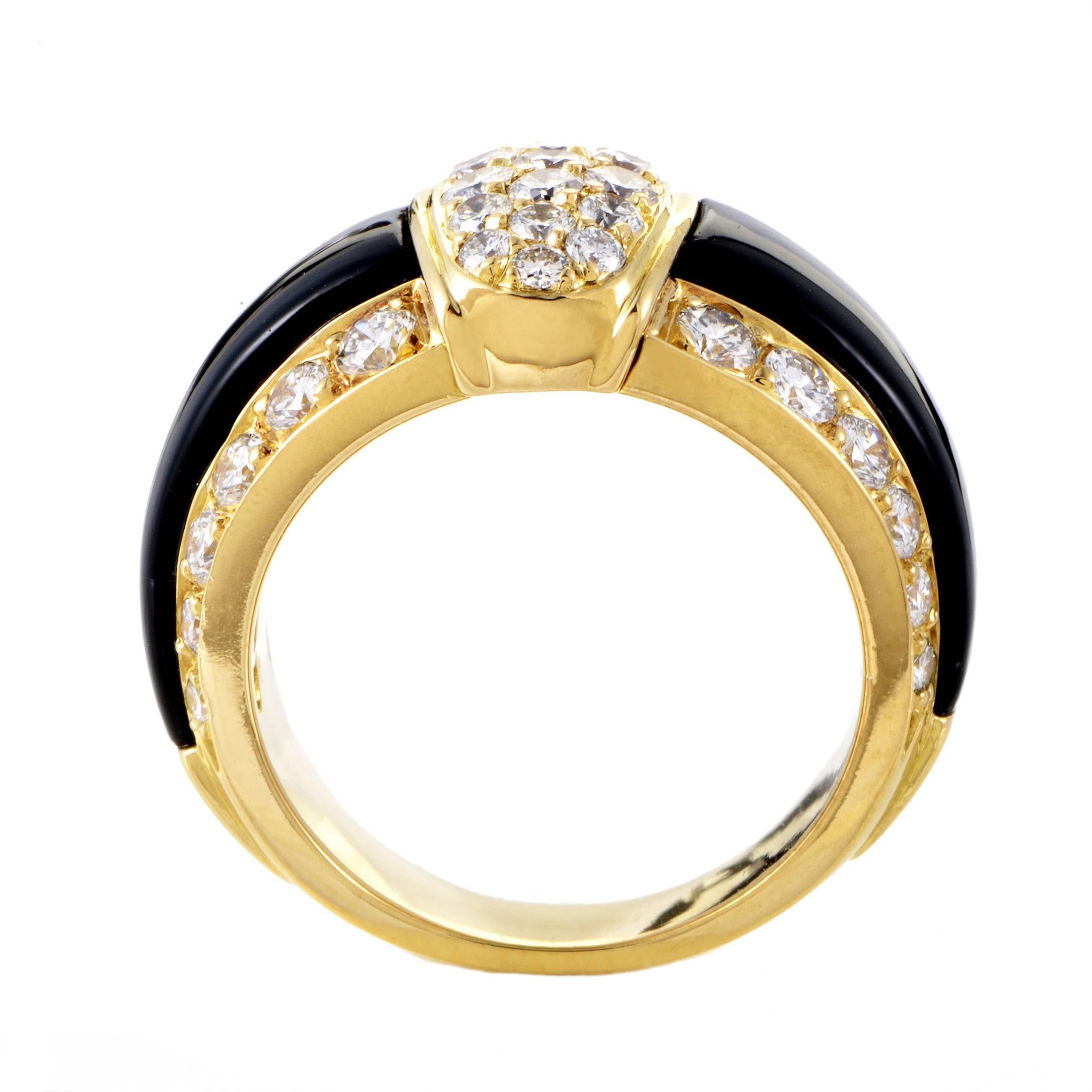 Allowing the resplendent diamonds weighing in total 1.28 carats to exude their prestigious brilliance in all its glorious beauty, the captivating onyx stones are a perfect addition to this majestic 18K yellow gold ring from Van Cleef & Arpels.
Ring