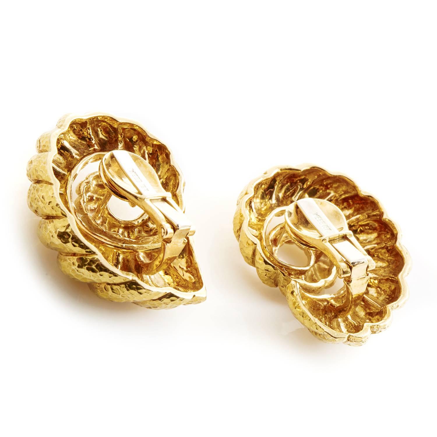 With an intriguingly rough finish that produces scintillating play of light upon the fabulously warm surface of 18K yellow gold, these nifty earrings from David Webb are molded into a marvelous shape of a coiled rope.