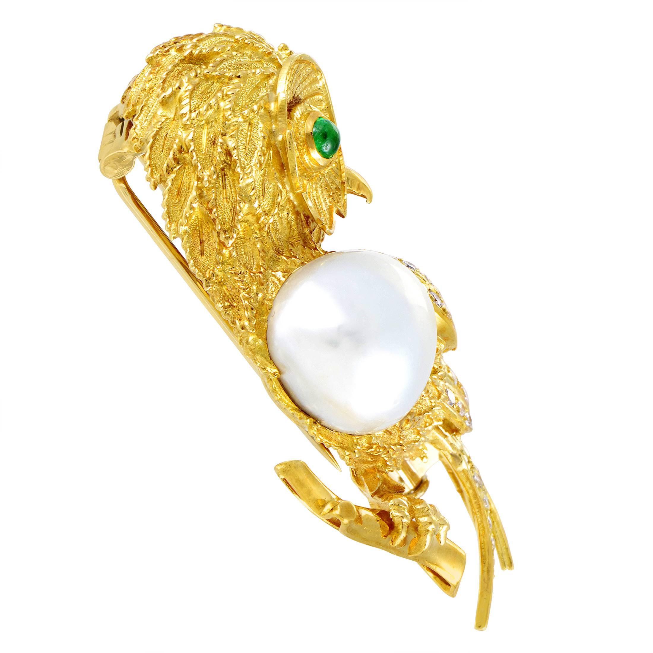 Boasting an angelic mabe pearl at the heart of the design, this majestic brooch in the shape of an adorable owl is made of exquisitely crafted and luxuriously radiant 18K yellow gold, with 0.85ct of glistening diamonds scattered across its wings and