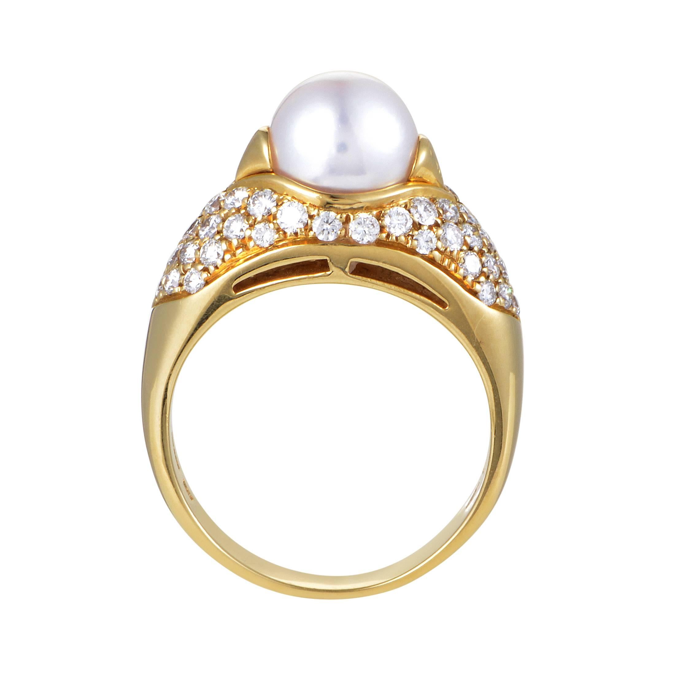 Brilliantly setting up the stage for the magnificent pearl to shine with its silky luster, the precious 18K yellow gold and sparkling diamonds totaling 0.75ct produce an enchanting sight in this gorgeous ring from Bulgari.
Ring Size: 7.75 (55