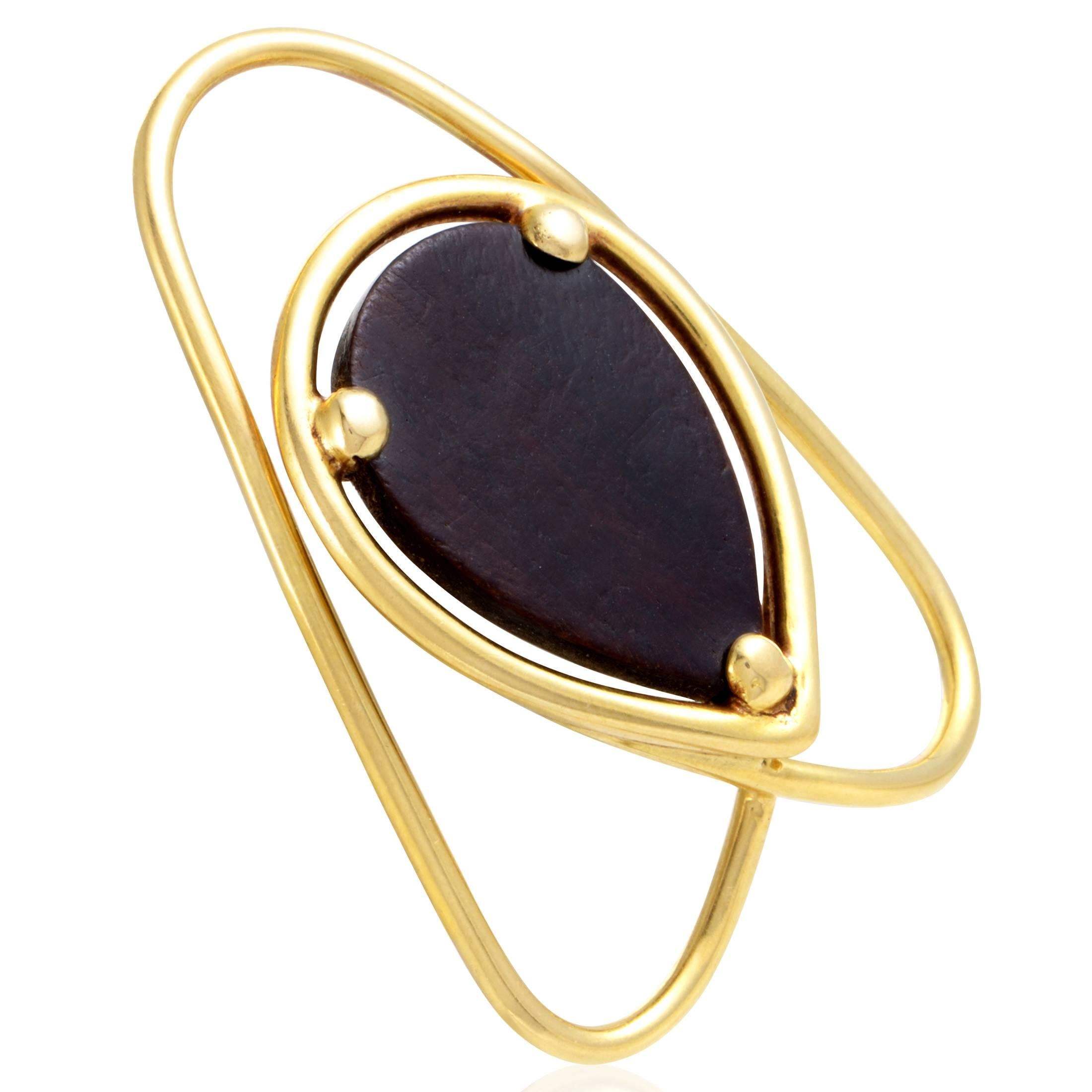 Drawing attention to the magnificent appeal and captivating darkness of the stunning ebony wood, Van Cleef & Arpels employed the minimalist shape and immaculate gleam of 18K yellow gold to a splendid effect in this outstanding money