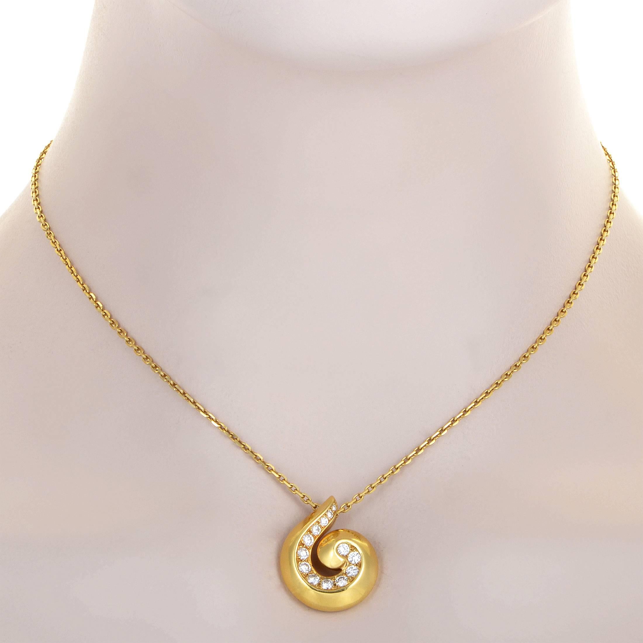 A fascinating and engaging shape flows smoothly in the pendant of this remarkable necklace from Van Cleef & Arpels, where the delightful 18K yellow gold is embellished with glittering F-color diamonds of VS clarity weighing in total 0.70ct.
Pendant