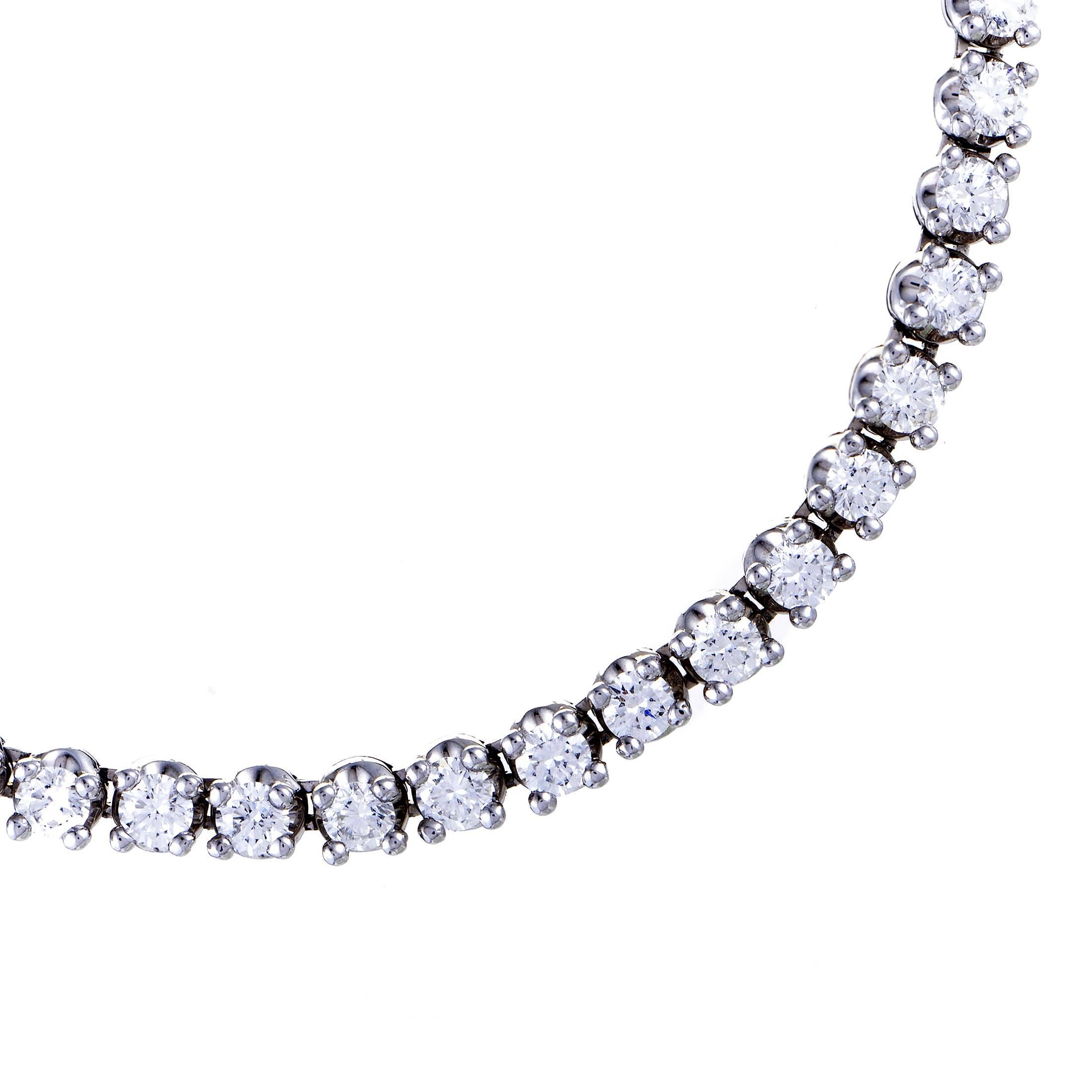 Timeless elegance and everlasting sparkle meet in this stunning tennis necklace from Bulgari which boasts a minimalist shape made of shimmering 18K white gold and adorned with charming diamonds weighing in total 11.00 carats.
Included Items: