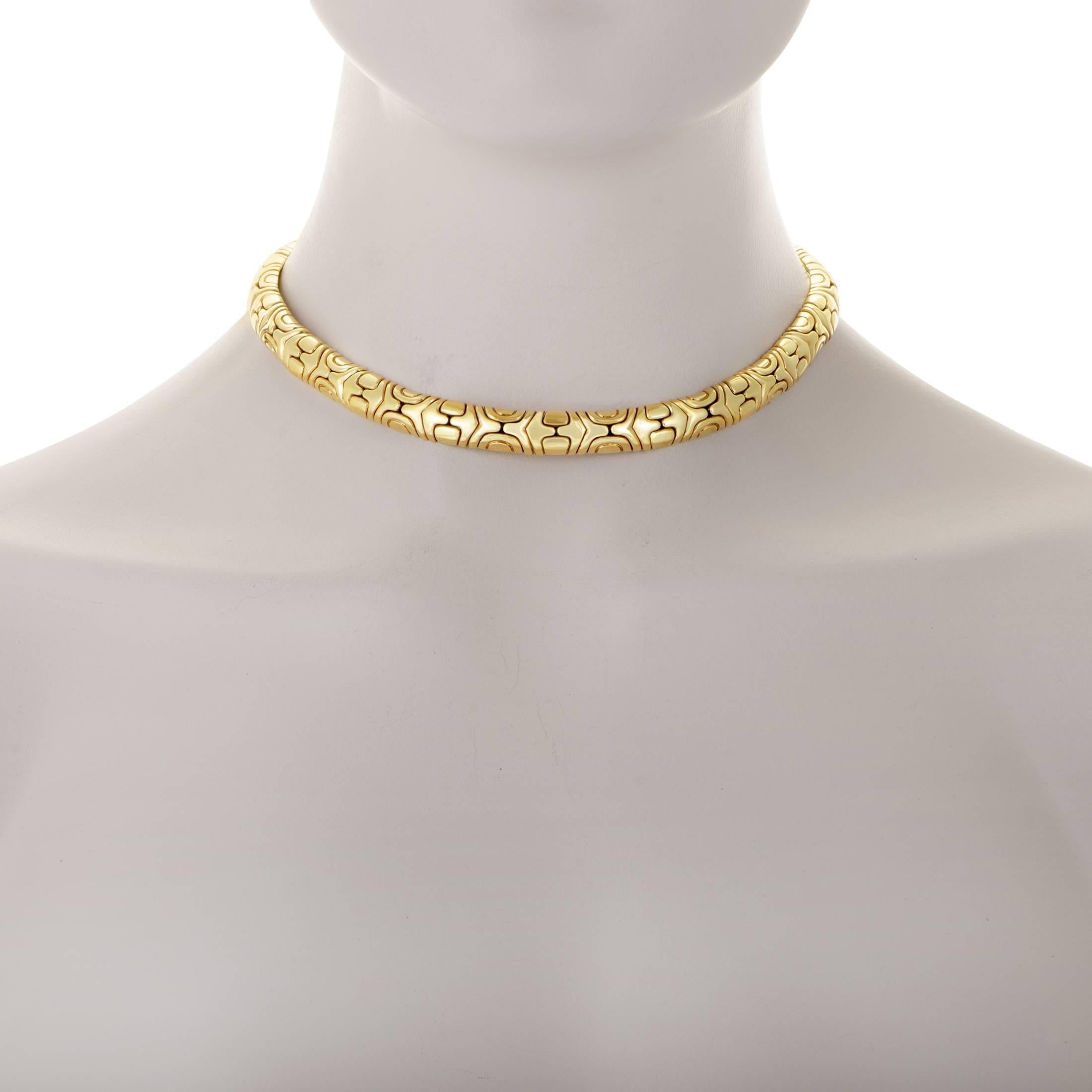 Boasting the brand's instantly recognizable pattern that cuts across the immaculately gleaming surface of radiant 18K yellow gold to produce a marvelous allure, this stunning necklace from Bulgari is an item of immense quality and exceptional