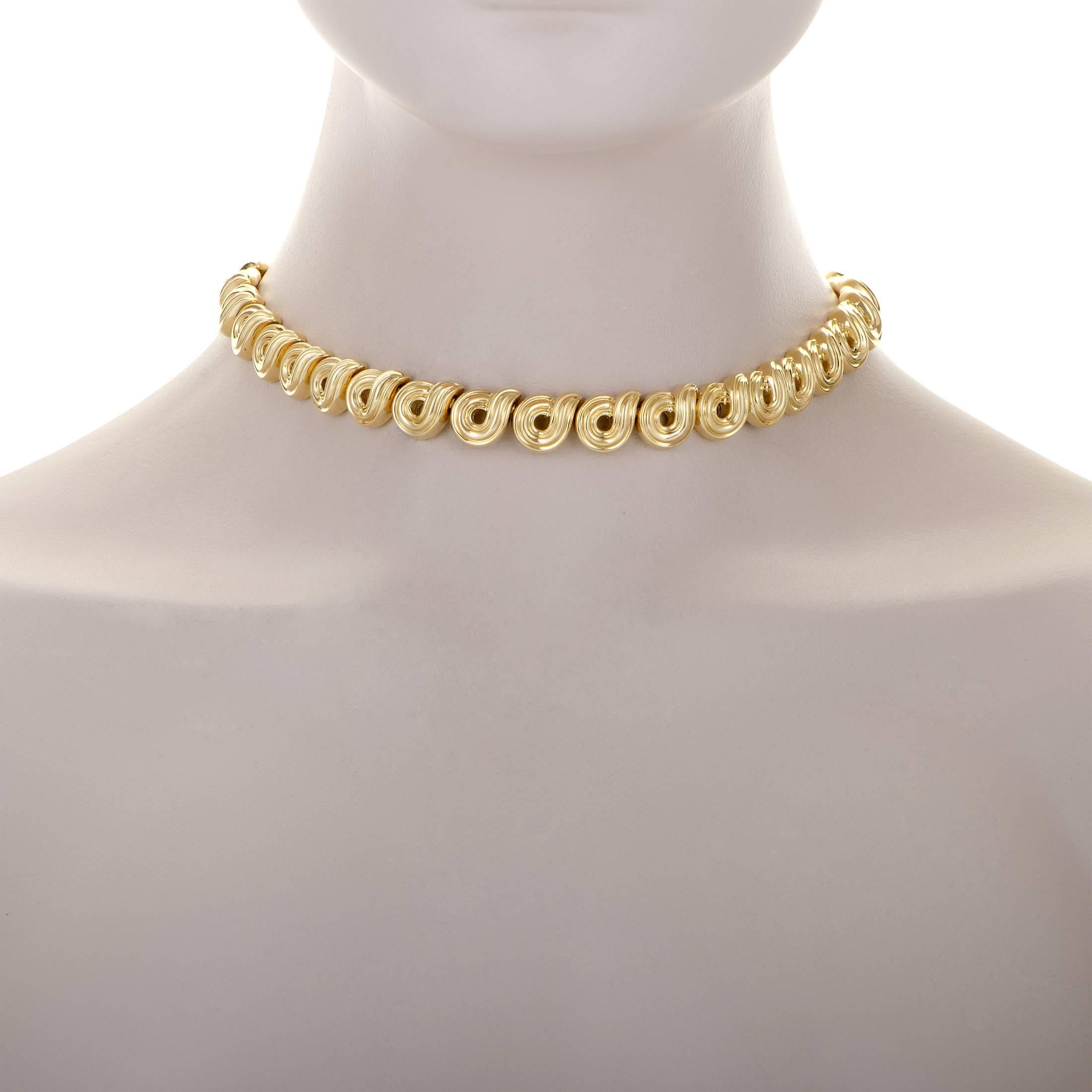 Marvelously designed links made of immaculately polished and luxuriously radiant 18K yellow gold produce an intriguing pattern and mesmerizing allure in this fabulous necklace from Boucheron that exudes refined style and compelling glimmer.