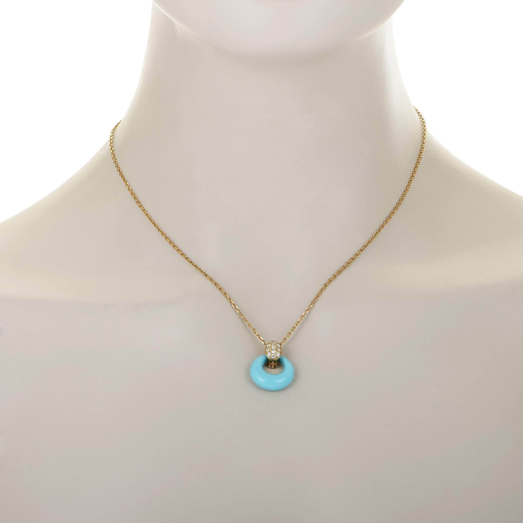 The charming blend of radiant 18K yellow gold and precious diamonds weighing in total 0.25ct is contrasted tastefully by the splendid turquoise stone of a marvelous shape in the pendant of this exceptional necklace from Van Cleef & Arpels.
Pendant